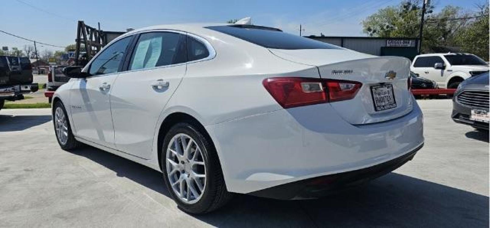 2018 White /black cloth Chevrolet Malibu LT (1G1ZD5ST7JF) with an 1.5L L4 DOHC 16V engine, 6-Speed Automatic transmission, located at 900 South McDonald Street, McKinney, TX, 75069, (972) 529-2992, 33.189335, -96.613403 - Back up Camera, Power Seats - Photo #6