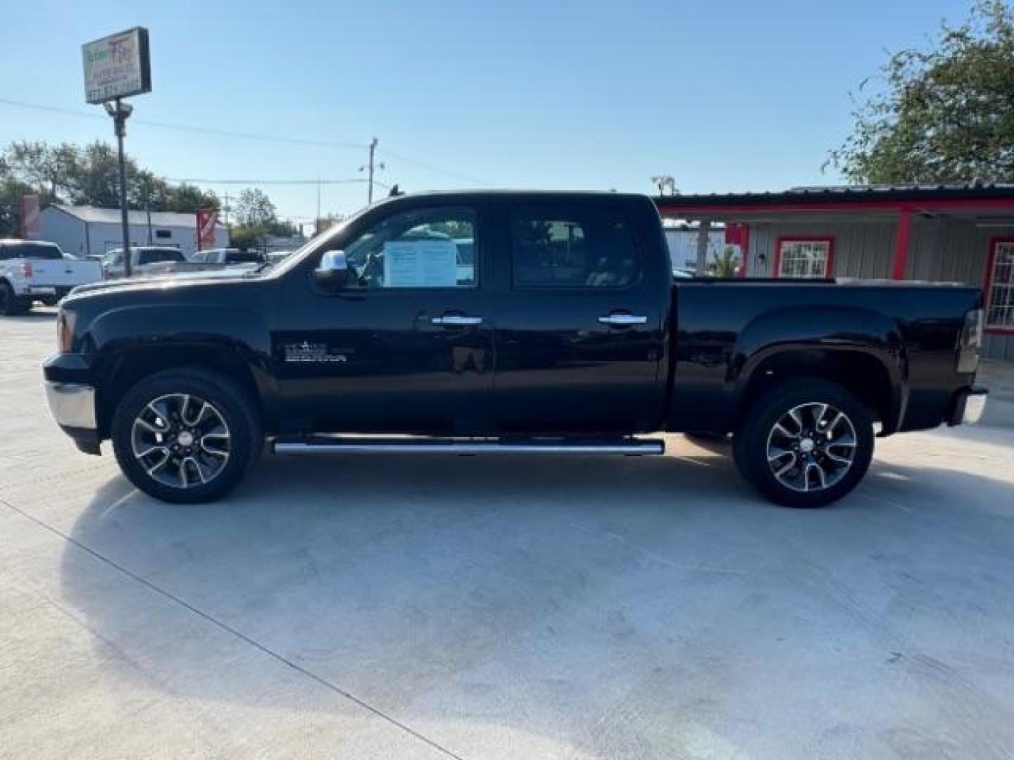2013 Onyx Black /Dark Titanium/Light Titanium Cloth Interior GMC Sierra 1500 SLE Crew Cab 2WD (3GTP1VE06DG) with an 5.3L V8 OHV 16V FFV engine, 6-Speed Automatic transmission, located at 900 South McDonald Street, McKinney, TX, 75069, (972) 529-2992, 33.189335, -96.613403 - Photo#3