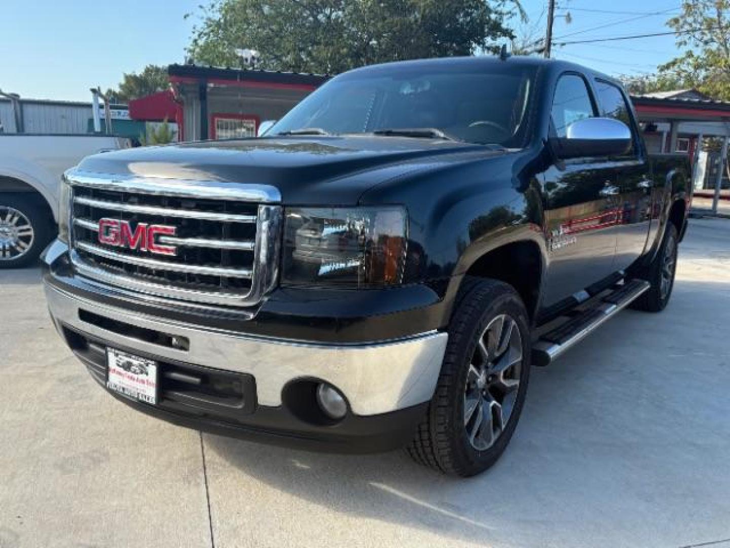 2013 Onyx Black /Dark Titanium/Light Titanium Cloth Interior GMC Sierra 1500 SLE Crew Cab 2WD (3GTP1VE06DG) with an 5.3L V8 OHV 16V FFV engine, 6-Speed Automatic transmission, located at 900 South McDonald Street, McKinney, TX, 75069, (972) 529-2992, 33.189335, -96.613403 - Photo#4