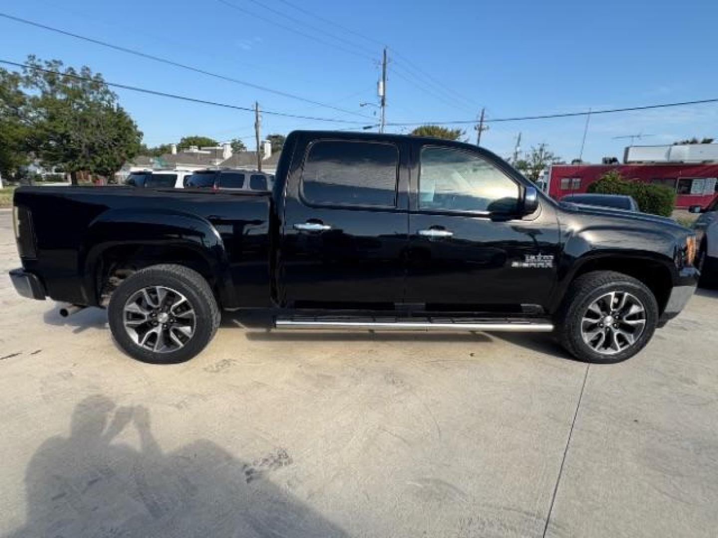 2013 Onyx Black /Dark Titanium/Light Titanium Cloth Interior GMC Sierra 1500 SLE Crew Cab 2WD (3GTP1VE06DG) with an 5.3L V8 OHV 16V FFV engine, 6-Speed Automatic transmission, located at 900 South McDonald Street, McKinney, TX, 75069, (972) 529-2992, 33.189335, -96.613403 - Photo#5