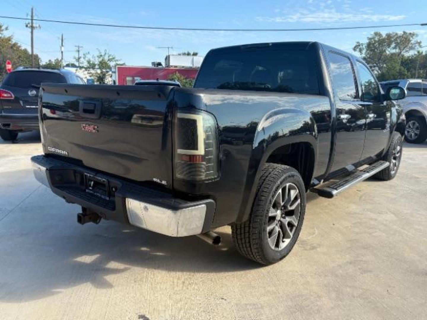 2013 Onyx Black /Dark Titanium/Light Titanium Cloth Interior GMC Sierra 1500 SLE Crew Cab 2WD (3GTP1VE06DG) with an 5.3L V8 OHV 16V FFV engine, 6-Speed Automatic transmission, located at 900 South McDonald Street, McKinney, TX, 75069, (972) 529-2992, 33.189335, -96.613403 - Photo#6