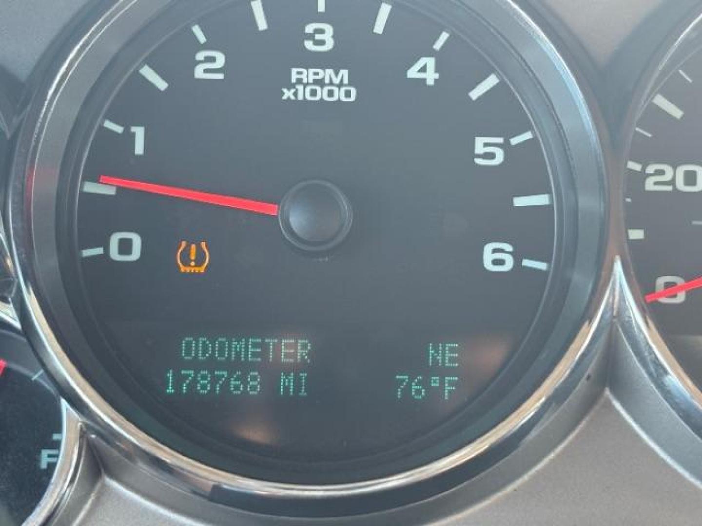 2013 Onyx Black /Dark Titanium/Light Titanium Cloth Interior GMC Sierra 1500 SLE Crew Cab 2WD (3GTP1VE06DG) with an 5.3L V8 OHV 16V FFV engine, 6-Speed Automatic transmission, located at 900 South McDonald Street, McKinney, TX, 75069, (972) 529-2992, 33.189335, -96.613403 - Photo#14