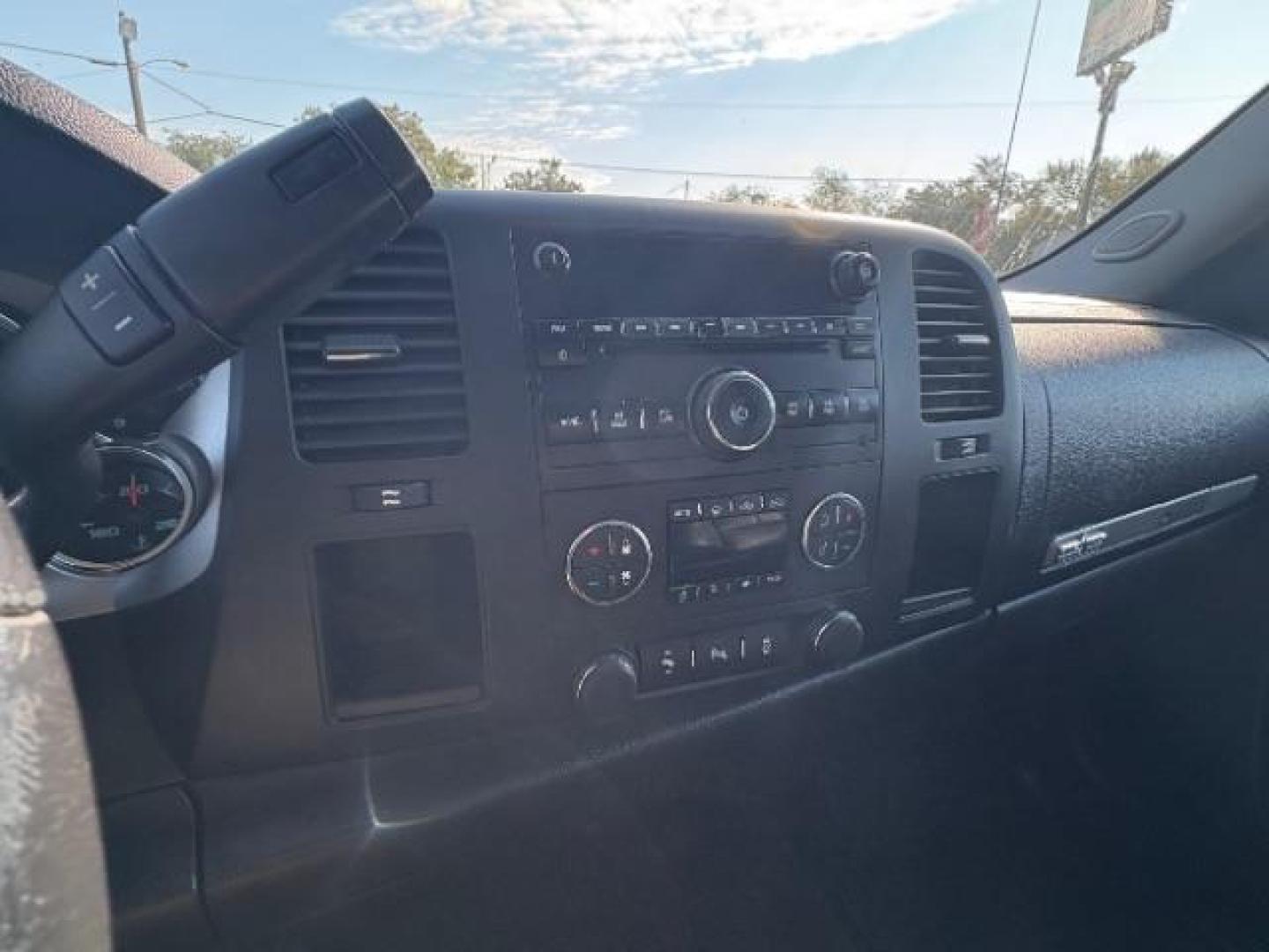 2013 Onyx Black /Dark Titanium/Light Titanium Cloth Interior GMC Sierra 1500 SLE Crew Cab 2WD (3GTP1VE06DG) with an 5.3L V8 OHV 16V FFV engine, 6-Speed Automatic transmission, located at 900 South McDonald Street, McKinney, TX, 75069, (972) 529-2992, 33.189335, -96.613403 - Photo#17