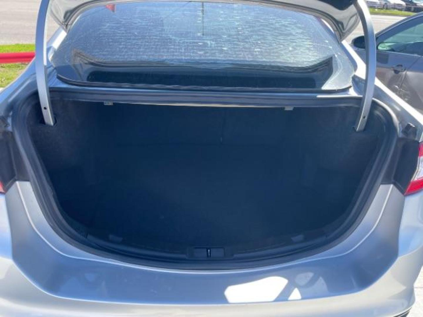 2015 Ingot Silver /Charcoal Black Ford Fusion SE (3FA6P0H92FR) with an 2.0L L4 DOHC 16V engine, 6-Speed Automatic transmission, located at 900 South McDonald Street, McKinney, TX, 75069, (972) 529-2992, 33.189335, -96.613403 - Photo#15