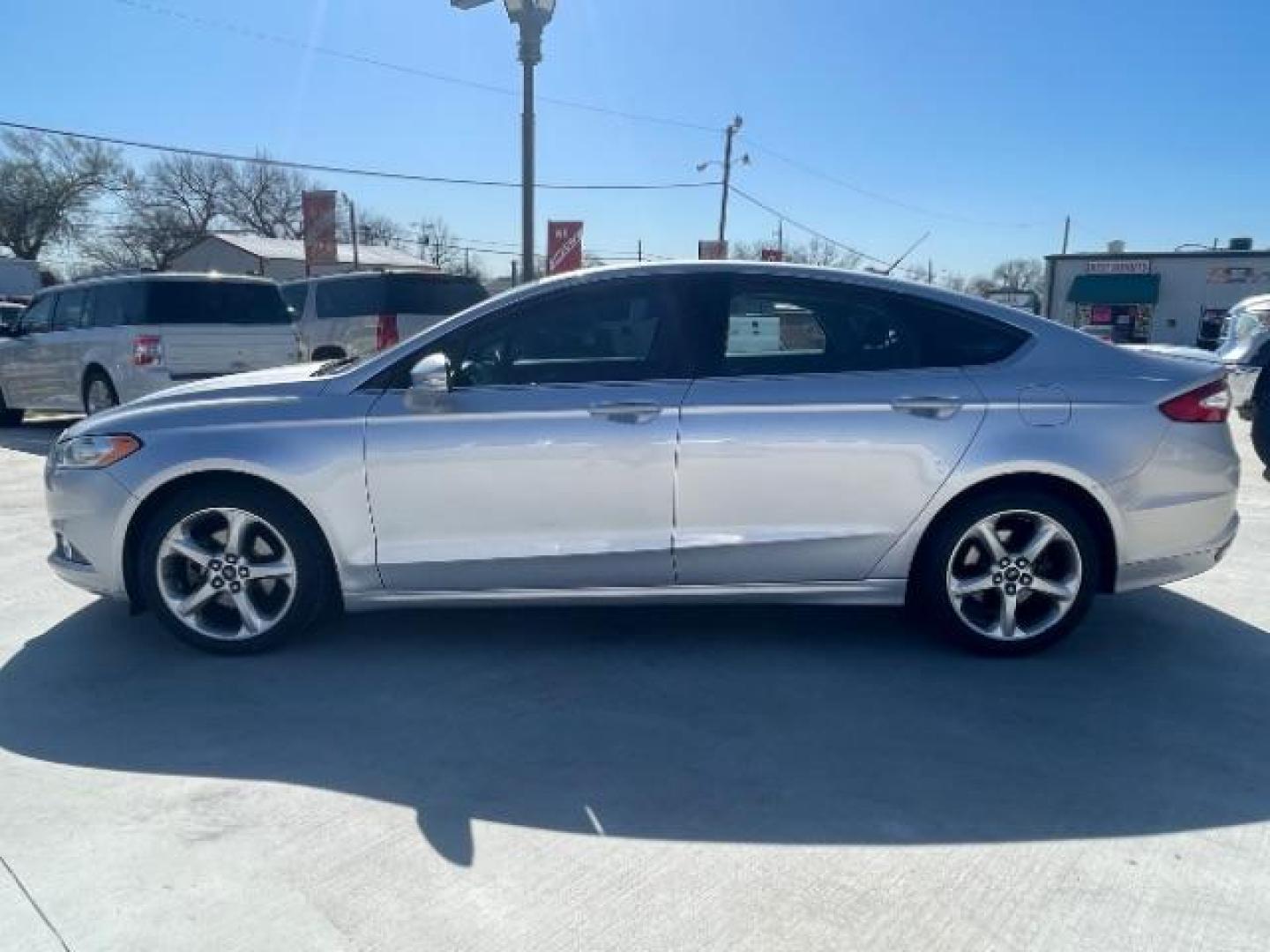 2015 Ingot Silver /Charcoal Black Ford Fusion SE (3FA6P0H92FR) with an 2.0L L4 DOHC 16V engine, 6-Speed Automatic transmission, located at 900 South McDonald Street, McKinney, TX, 75069, (972) 529-2992, 33.189335, -96.613403 - Photo#2
