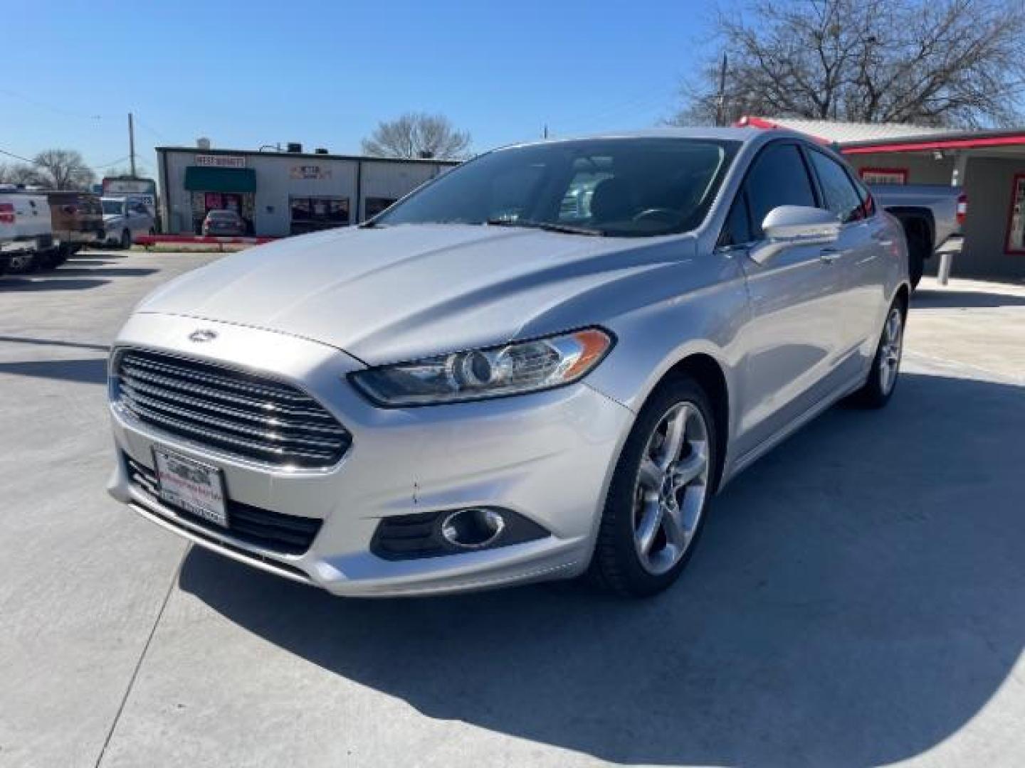 2015 Ingot Silver /Charcoal Black Ford Fusion SE (3FA6P0H92FR) with an 2.0L L4 DOHC 16V engine, 6-Speed Automatic transmission, located at 900 South McDonald Street, McKinney, TX, 75069, (972) 529-2992, 33.189335, -96.613403 - Photo#3