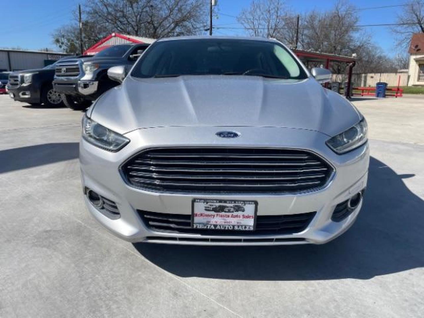 2015 Ingot Silver /Charcoal Black Ford Fusion SE (3FA6P0H92FR) with an 2.0L L4 DOHC 16V engine, 6-Speed Automatic transmission, located at 900 South McDonald Street, McKinney, TX, 75069, (972) 529-2992, 33.189335, -96.613403 - Photo#4