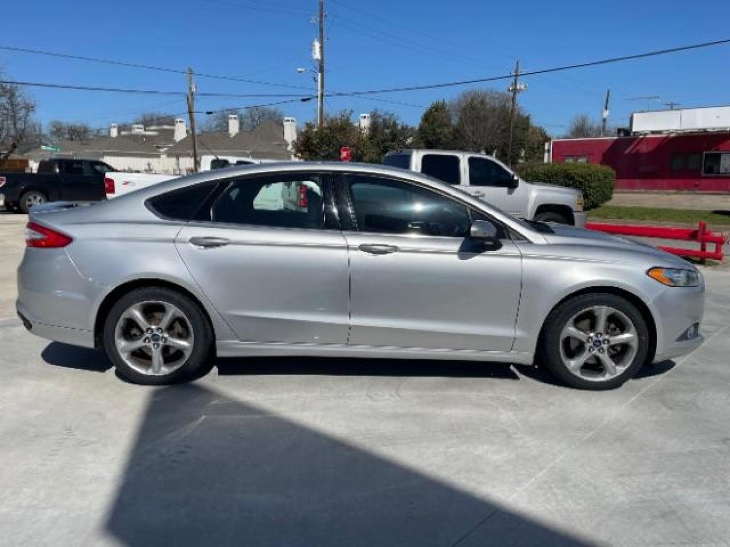 2015 Ingot Silver /Charcoal Black Ford Fusion SE (3FA6P0H92FR) with an 2.0L L4 DOHC 16V engine, 6-Speed Automatic transmission, located at 900 South McDonald Street, McKinney, TX, 75069, (972) 529-2992, 33.189335, -96.613403 - Photo#5