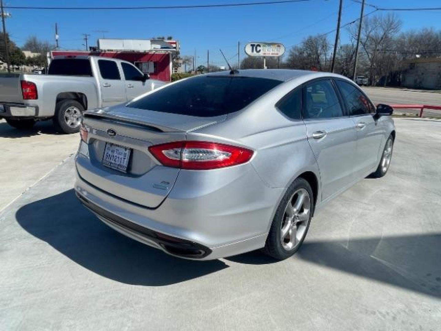 2015 Ingot Silver /Charcoal Black Ford Fusion SE (3FA6P0H92FR) with an 2.0L L4 DOHC 16V engine, 6-Speed Automatic transmission, located at 900 South McDonald Street, McKinney, TX, 75069, (972) 529-2992, 33.189335, -96.613403 - Photo#6
