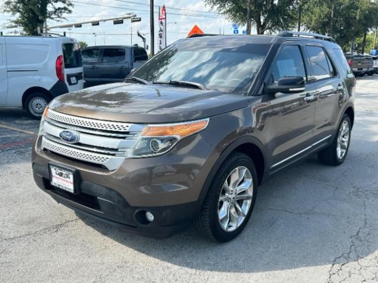 2015 Magnetic Metallic /Charcoal Black, premium cloth Ford Explorer XLT FWD (1FM5K7D8XFG) with an 3.5L V6 DOHC 24V engine, 6-Speed Automatic transmission, located at 900 South McDonald Street, McKinney, TX, 75069, (972) 529-2992, 33.189335, -96.613403 - Photo#2
