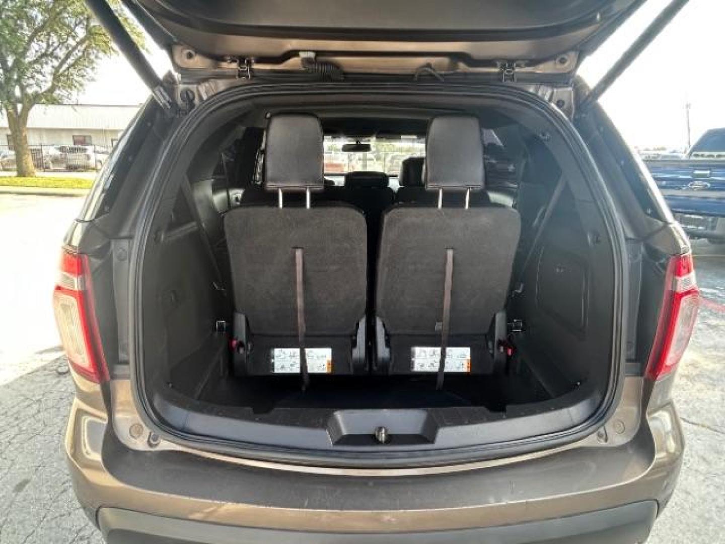 2015 Magnetic Metallic /Charcoal Black, premium cloth Ford Explorer XLT FWD (1FM5K7D8XFG) with an 3.5L V6 DOHC 24V engine, 6-Speed Automatic transmission, located at 900 South McDonald Street, McKinney, TX, 75069, (972) 529-2992, 33.189335, -96.613403 - Photo#6
