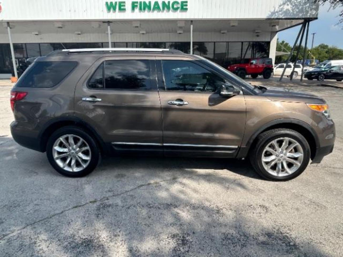 2015 Magnetic Metallic /Charcoal Black, premium cloth Ford Explorer XLT FWD (1FM5K7D8XFG) with an 3.5L V6 DOHC 24V engine, 6-Speed Automatic transmission, located at 900 South McDonald Street, McKinney, TX, 75069, (972) 529-2992, 33.189335, -96.613403 - Photo#8