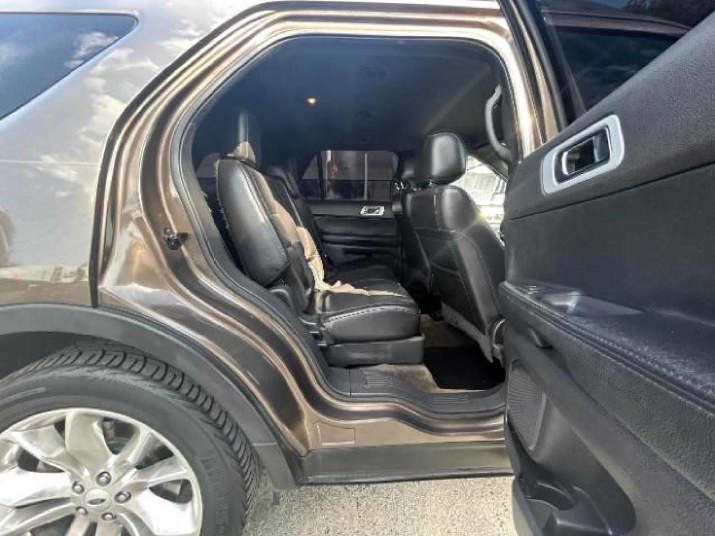 2015 Magnetic Metallic /Charcoal Black, premium cloth Ford Explorer XLT FWD (1FM5K7D8XFG) with an 3.5L V6 DOHC 24V engine, 6-Speed Automatic transmission, located at 900 South McDonald Street, McKinney, TX, 75069, (972) 529-2992, 33.189335, -96.613403 - Photo#10