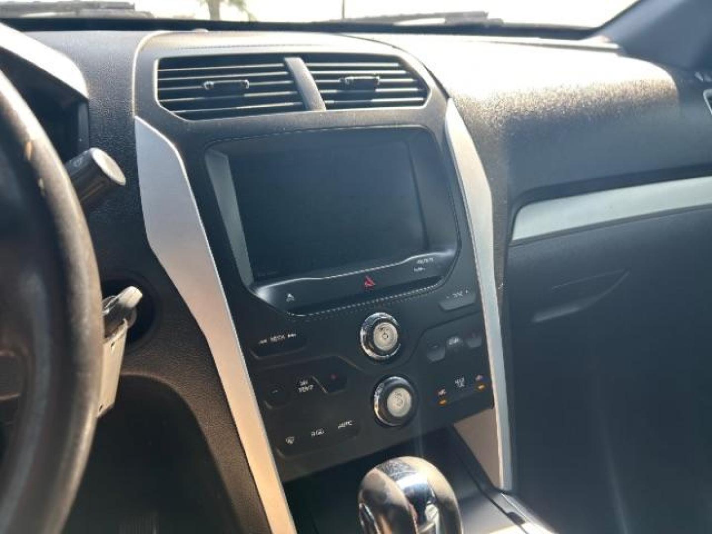 2015 Magnetic Metallic /Charcoal Black, premium cloth Ford Explorer XLT FWD (1FM5K7D8XFG) with an 3.5L V6 DOHC 24V engine, 6-Speed Automatic transmission, located at 900 South McDonald Street, McKinney, TX, 75069, (972) 529-2992, 33.189335, -96.613403 - Photo#16