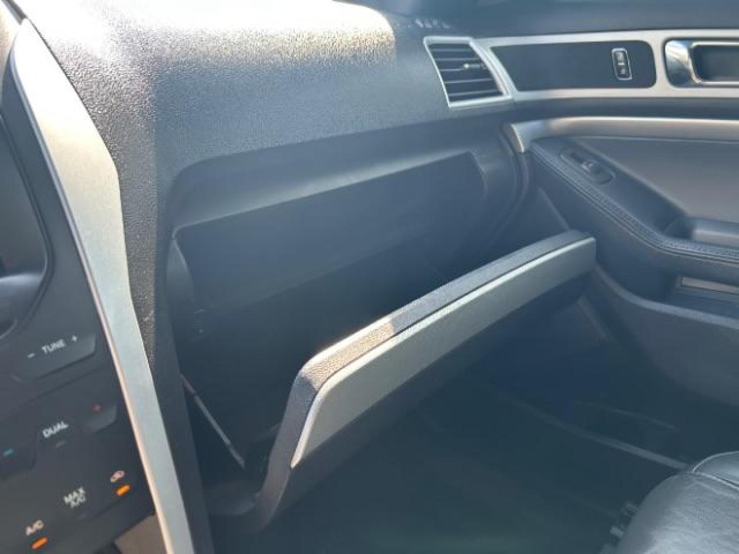 2015 Magnetic Metallic /Charcoal Black, premium cloth Ford Explorer XLT FWD (1FM5K7D8XFG) with an 3.5L V6 DOHC 24V engine, 6-Speed Automatic transmission, located at 900 South McDonald Street, McKinney, TX, 75069, (972) 529-2992, 33.189335, -96.613403 - Photo#17