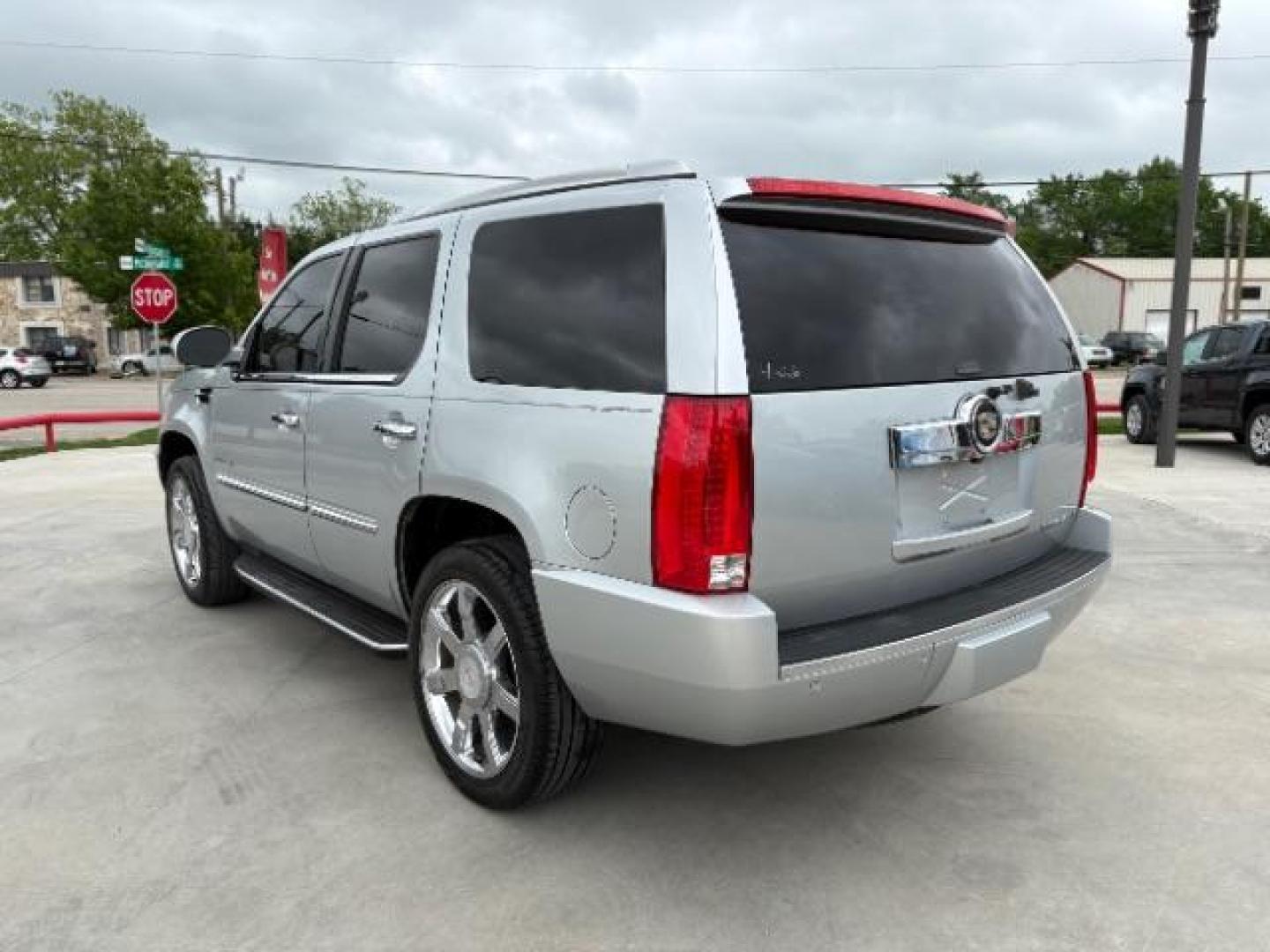 2012 Radiant Silver Metal /Ebony Leather Interi Cadillac Escalade 2WD Luxury (1GYS3BEF4CR) with an 6.2L V8 OHV 16V FFV engine, 6-Speed Automatic transmission, located at 900 South McDonald Street, McKinney, TX, 75069, (972) 529-2992, 33.189335, -96.613403 - Photo#2
