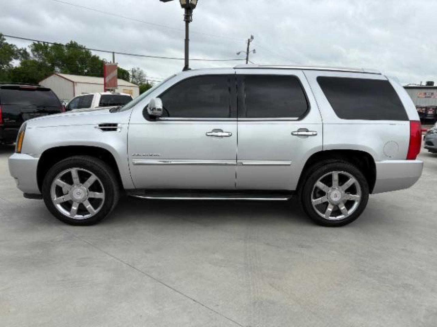 2012 Radiant Silver Metal /Ebony Leather Interi Cadillac Escalade 2WD Luxury (1GYS3BEF4CR) with an 6.2L V8 OHV 16V FFV engine, 6-Speed Automatic transmission, located at 900 South McDonald Street, McKinney, TX, 75069, (972) 529-2992, 33.189335, -96.613403 - Photo#3