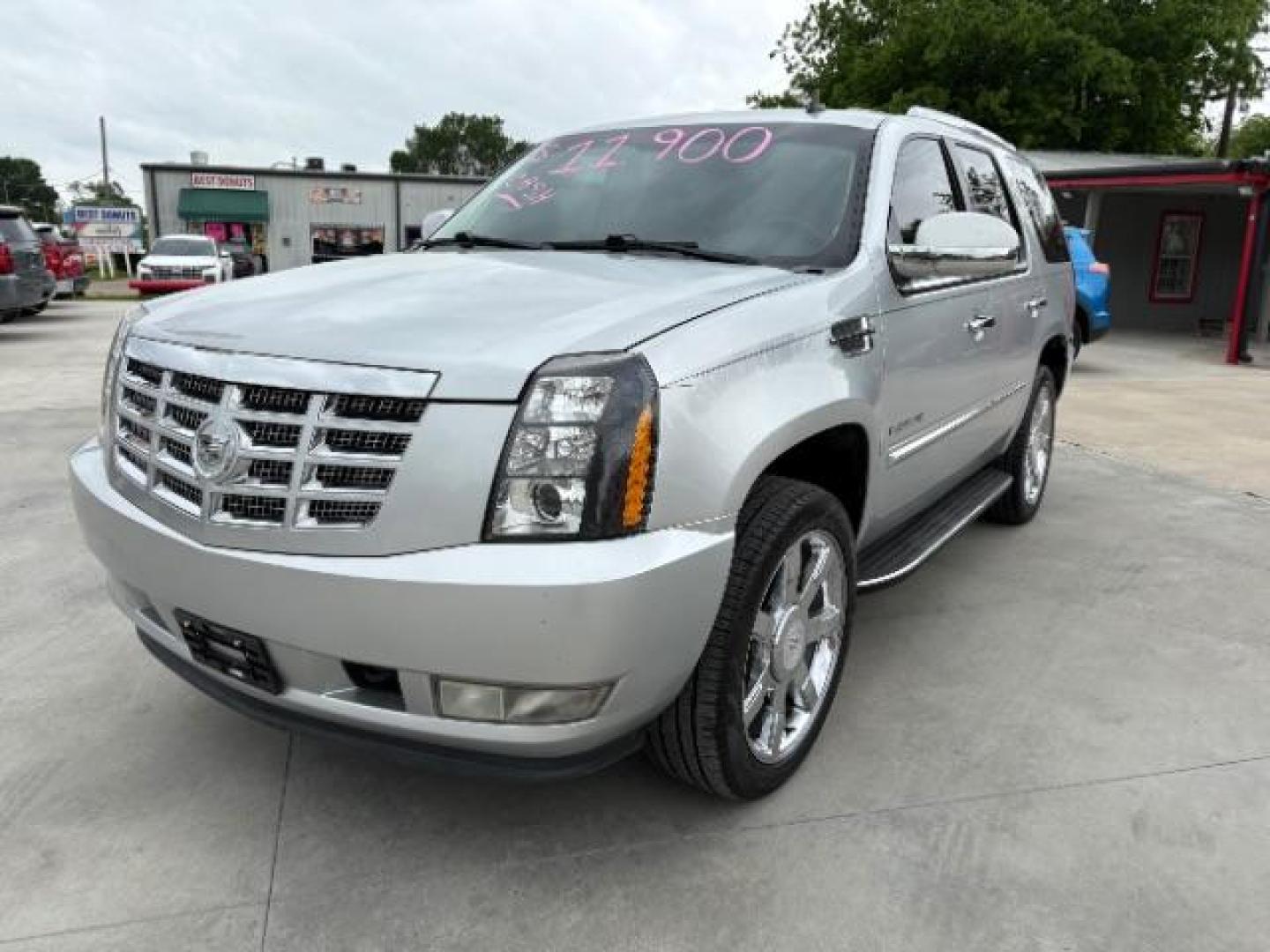 2012 Radiant Silver Metal /Ebony Leather Interi Cadillac Escalade 2WD Luxury (1GYS3BEF4CR) with an 6.2L V8 OHV 16V FFV engine, 6-Speed Automatic transmission, located at 900 South McDonald Street, McKinney, TX, 75069, (972) 529-2992, 33.189335, -96.613403 - Photo#4