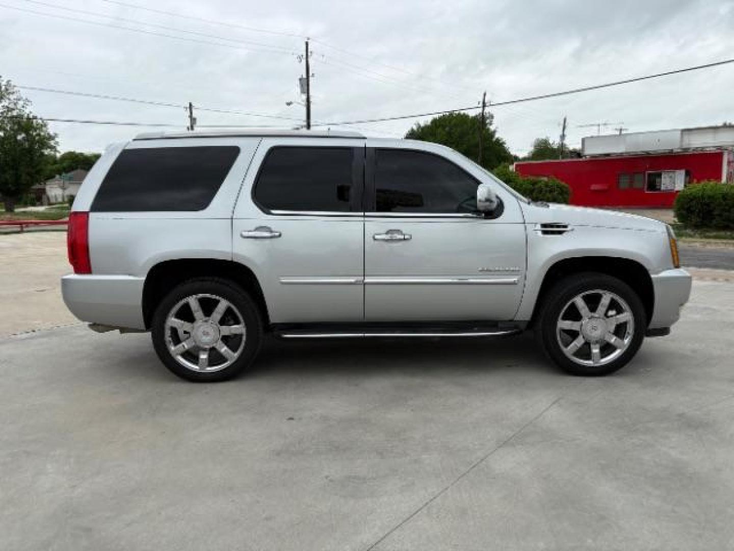2012 Radiant Silver Metal /Ebony Leather Interi Cadillac Escalade 2WD Luxury (1GYS3BEF4CR) with an 6.2L V8 OHV 16V FFV engine, 6-Speed Automatic transmission, located at 900 South McDonald Street, McKinney, TX, 75069, (972) 529-2992, 33.189335, -96.613403 - Photo#5