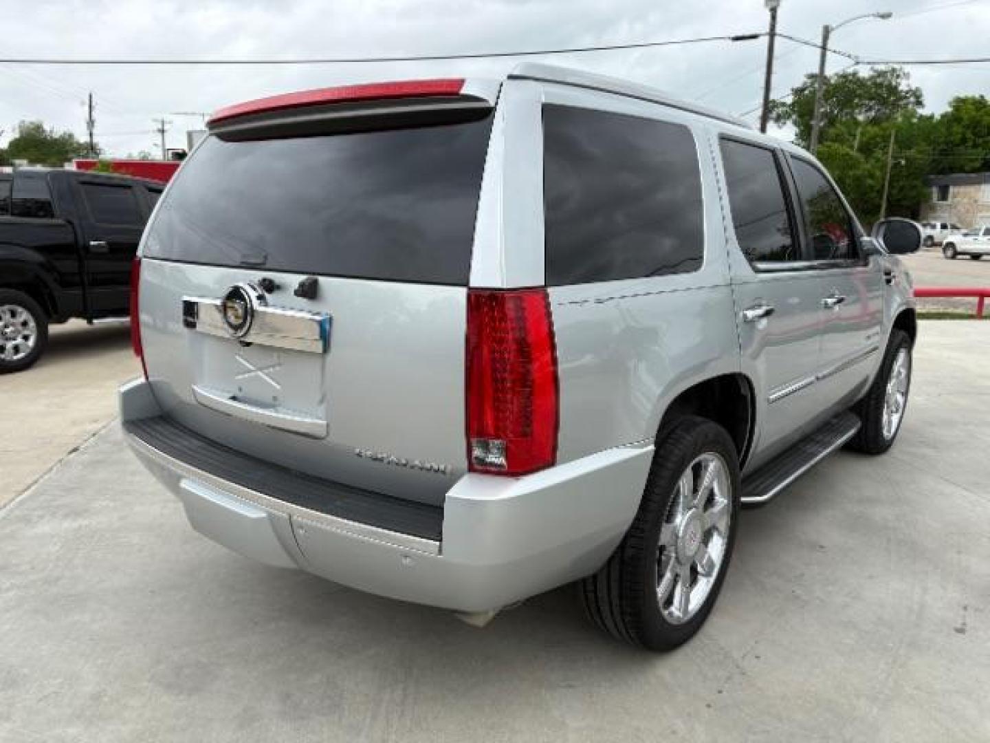 2012 Radiant Silver Metal /Ebony Leather Interi Cadillac Escalade 2WD Luxury (1GYS3BEF4CR) with an 6.2L V8 OHV 16V FFV engine, 6-Speed Automatic transmission, located at 900 South McDonald Street, McKinney, TX, 75069, (972) 529-2992, 33.189335, -96.613403 - Photo#6