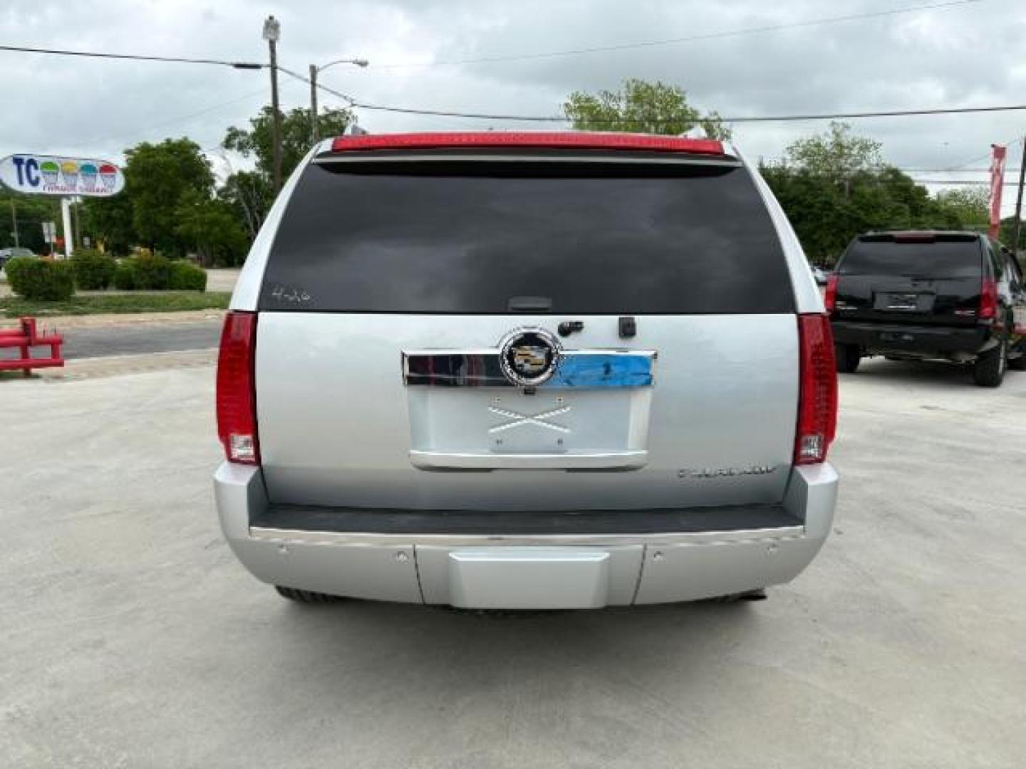 2012 Radiant Silver Metal /Ebony Leather Interi Cadillac Escalade 2WD Luxury (1GYS3BEF4CR) with an 6.2L V8 OHV 16V FFV engine, 6-Speed Automatic transmission, located at 900 South McDonald Street, McKinney, TX, 75069, (972) 529-2992, 33.189335, -96.613403 - Photo#7