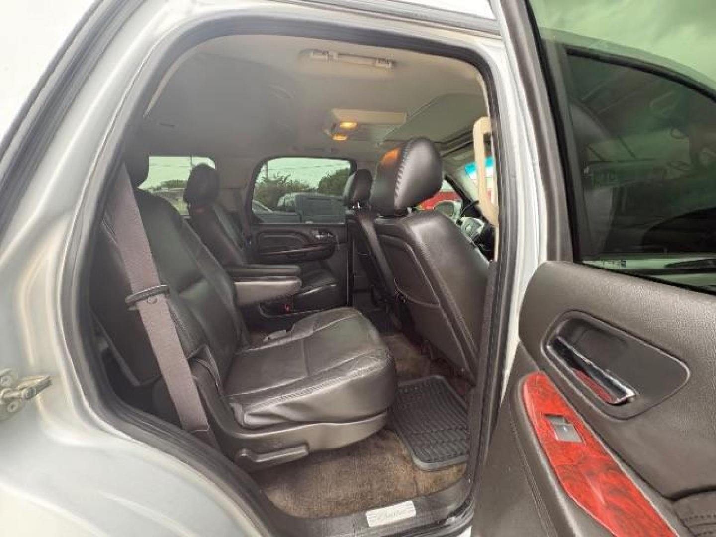 2012 Radiant Silver Metal /Ebony Leather Interi Cadillac Escalade 2WD Luxury (1GYS3BEF4CR) with an 6.2L V8 OHV 16V FFV engine, 6-Speed Automatic transmission, located at 900 South McDonald Street, McKinney, TX, 75069, (972) 529-2992, 33.189335, -96.613403 - Photo#9