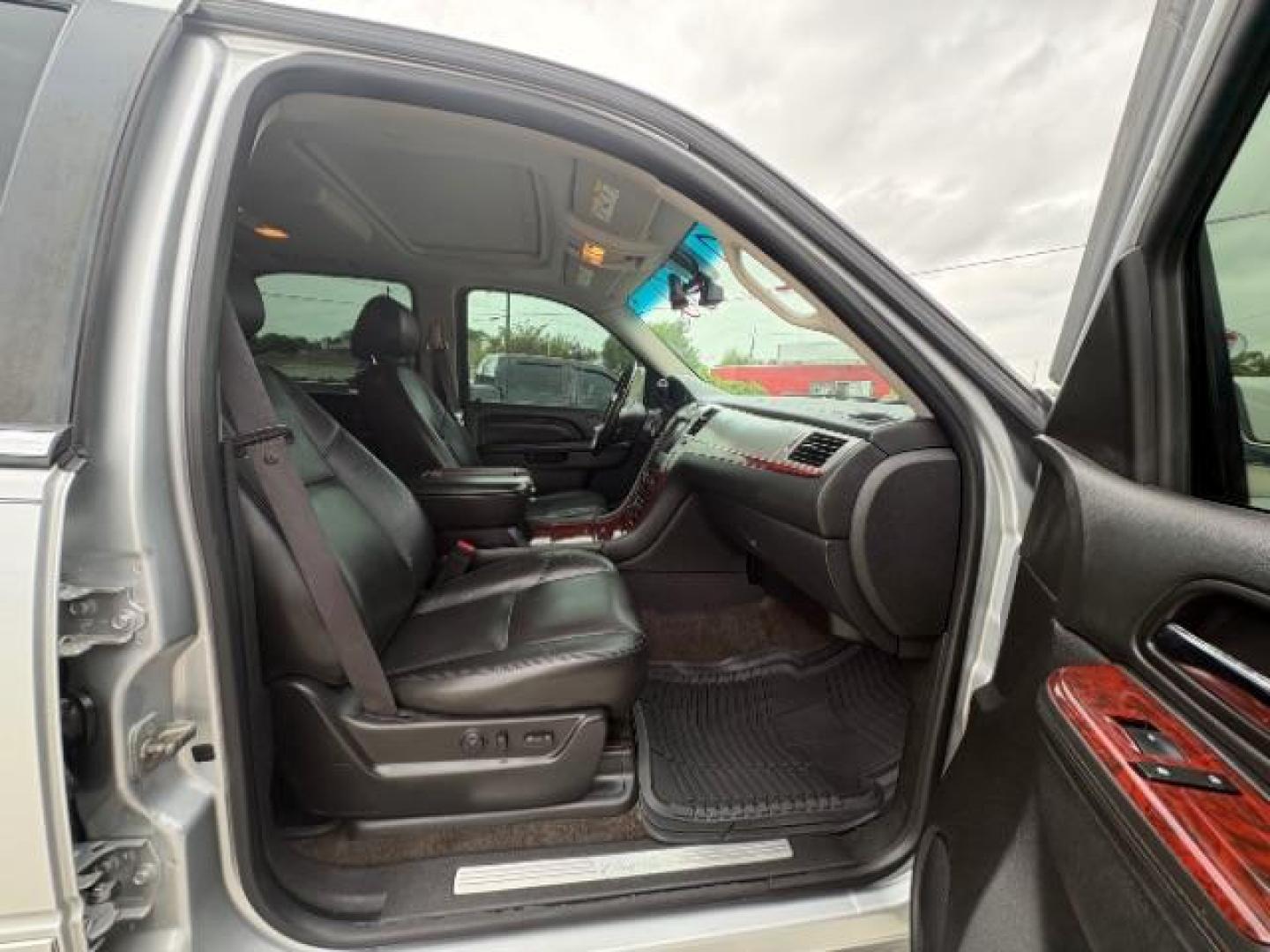 2012 Radiant Silver Metal /Ebony Leather Interi Cadillac Escalade 2WD Luxury (1GYS3BEF4CR) with an 6.2L V8 OHV 16V FFV engine, 6-Speed Automatic transmission, located at 900 South McDonald Street, McKinney, TX, 75069, (972) 529-2992, 33.189335, -96.613403 - Photo#10