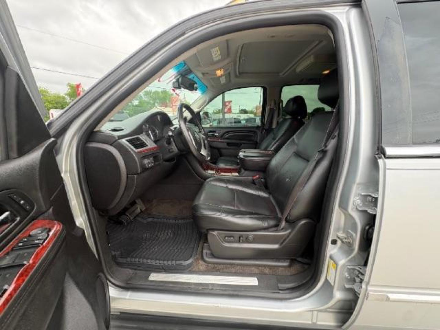 2012 Radiant Silver Metal /Ebony Leather Interi Cadillac Escalade 2WD Luxury (1GYS3BEF4CR) with an 6.2L V8 OHV 16V FFV engine, 6-Speed Automatic transmission, located at 900 South McDonald Street, McKinney, TX, 75069, (972) 529-2992, 33.189335, -96.613403 - Photo#11