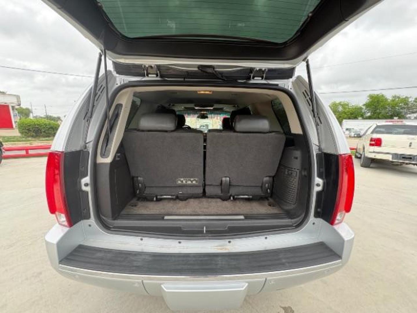 2012 Radiant Silver Metal /Ebony Leather Interi Cadillac Escalade 2WD Luxury (1GYS3BEF4CR) with an 6.2L V8 OHV 16V FFV engine, 6-Speed Automatic transmission, located at 900 South McDonald Street, McKinney, TX, 75069, (972) 529-2992, 33.189335, -96.613403 - Photo#14