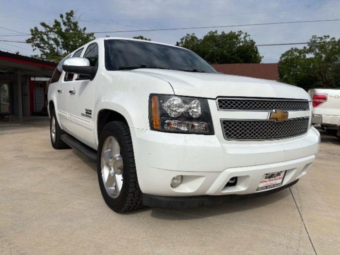 2014 Summit White /Light Cashmere/Dk Ca Chevrolet Suburban LS 1500 2WD (1GNSCHE00ER) with an 5.3L V8 OHV 16V FFV engine, 6-Speed Automatic transmission, located at 900 South McDonald Street, McKinney, TX, 75069, (972) 529-2992, 33.189335, -96.613403- Photo#0