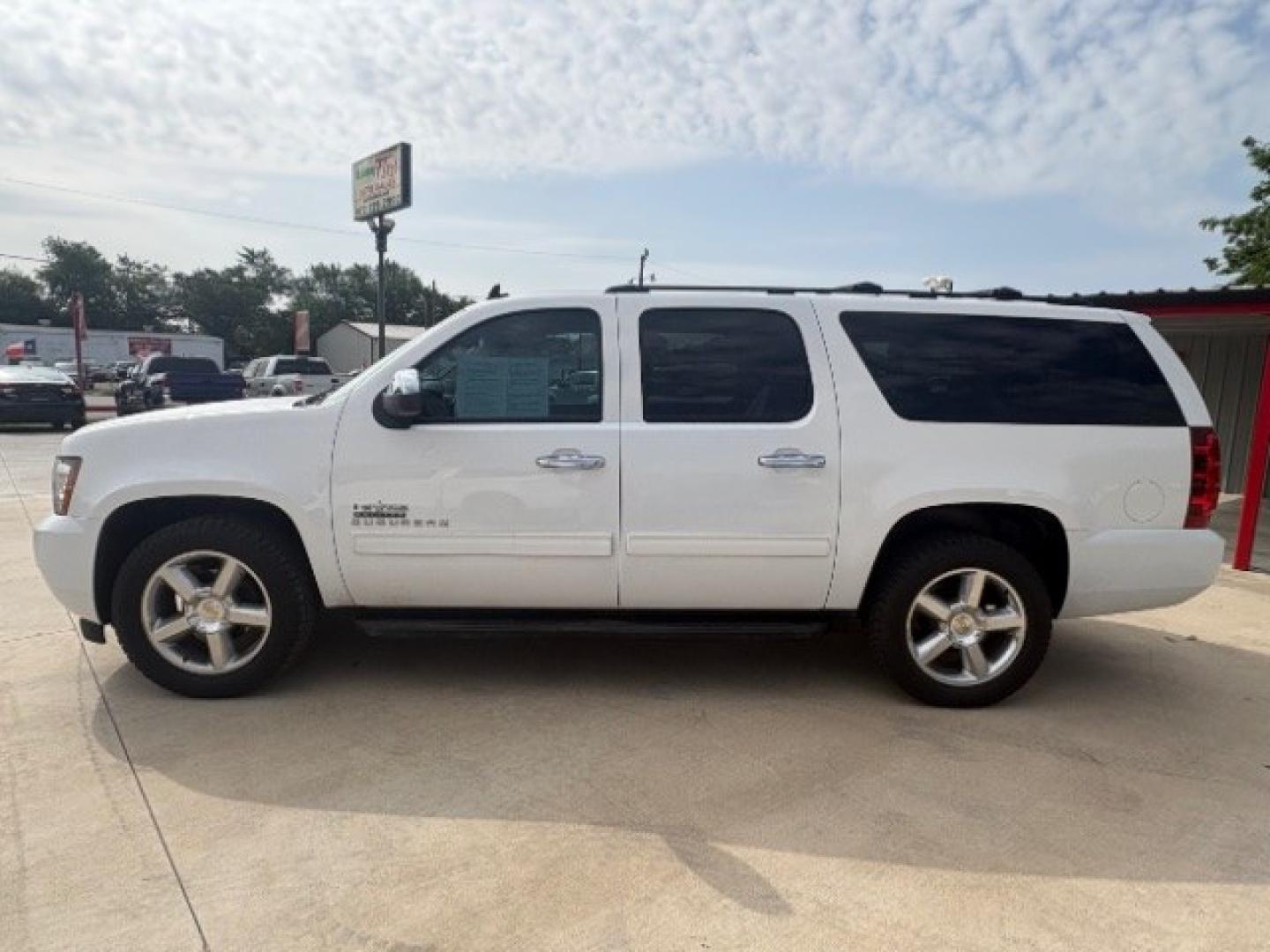 2014 Summit White /Light Cashmere/Dk Ca Chevrolet Suburban LS 1500 2WD (1GNSCHE00ER) with an 5.3L V8 OHV 16V FFV engine, 6-Speed Automatic transmission, located at 900 South McDonald Street, McKinney, TX, 75069, (972) 529-2992, 33.189335, -96.613403- Photo#1