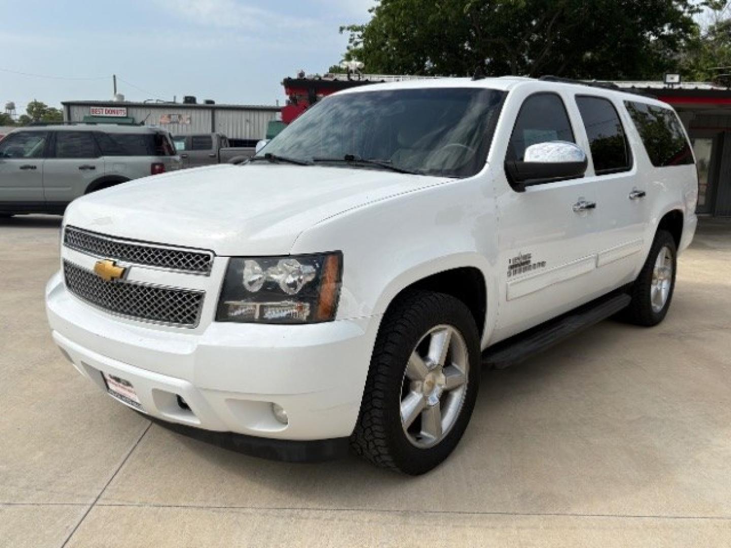 2014 Summit White /Light Cashmere/Dk Ca Chevrolet Suburban LS 1500 2WD (1GNSCHE00ER) with an 5.3L V8 OHV 16V FFV engine, 6-Speed Automatic transmission, located at 900 South McDonald Street, McKinney, TX, 75069, (972) 529-2992, 33.189335, -96.613403- Photo#2
