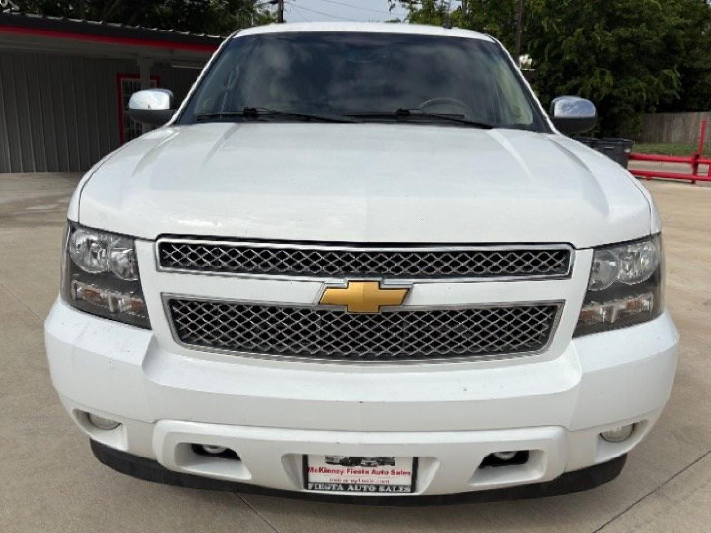 2014 Summit White /Light Cashmere/Dk Ca Chevrolet Suburban LS 1500 2WD (1GNSCHE00ER) with an 5.3L V8 OHV 16V FFV engine, 6-Speed Automatic transmission, located at 900 South McDonald Street, McKinney, TX, 75069, (972) 529-2992, 33.189335, -96.613403- Photo#3