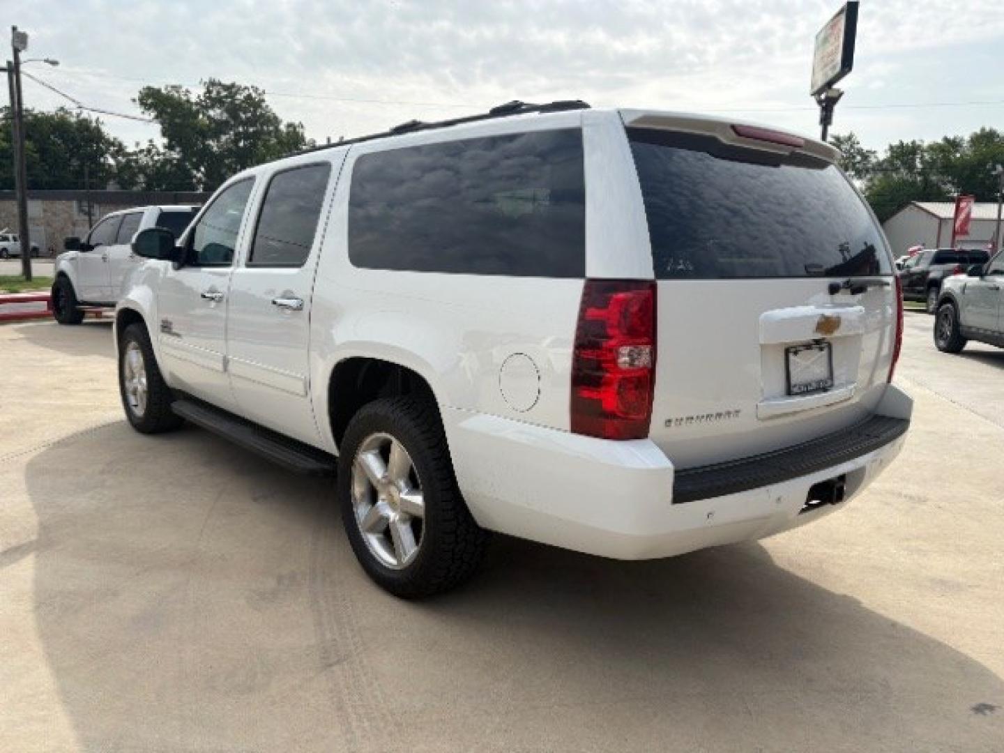 2014 Summit White /Light Cashmere/Dk Ca Chevrolet Suburban LS 1500 2WD (1GNSCHE00ER) with an 5.3L V8 OHV 16V FFV engine, 6-Speed Automatic transmission, located at 900 South McDonald Street, McKinney, TX, 75069, (972) 529-2992, 33.189335, -96.613403- Photo#4