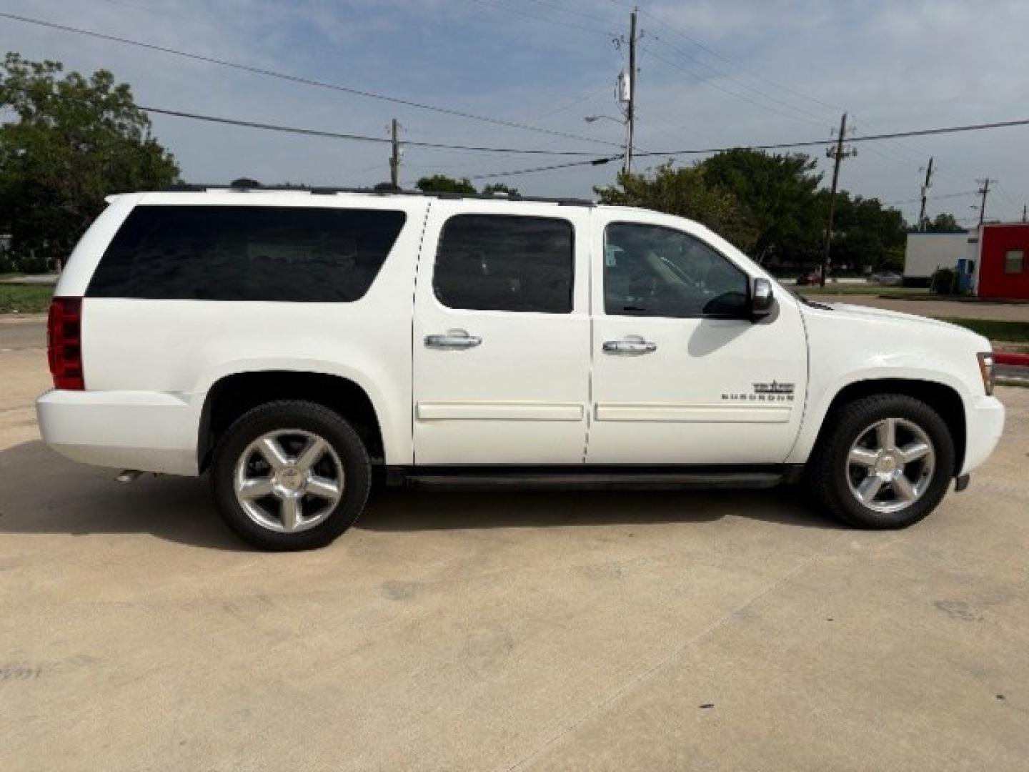 2014 Summit White /Light Cashmere/Dk Ca Chevrolet Suburban LS 1500 2WD (1GNSCHE00ER) with an 5.3L V8 OHV 16V FFV engine, 6-Speed Automatic transmission, located at 900 South McDonald Street, McKinney, TX, 75069, (972) 529-2992, 33.189335, -96.613403- Photo#5