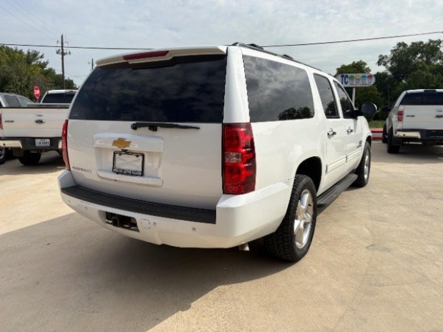 2014 Summit White /Light Cashmere/Dk Ca Chevrolet Suburban LS 1500 2WD (1GNSCHE00ER) with an 5.3L V8 OHV 16V FFV engine, 6-Speed Automatic transmission, located at 900 South McDonald Street, McKinney, TX, 75069, (972) 529-2992, 33.189335, -96.613403- Photo#6