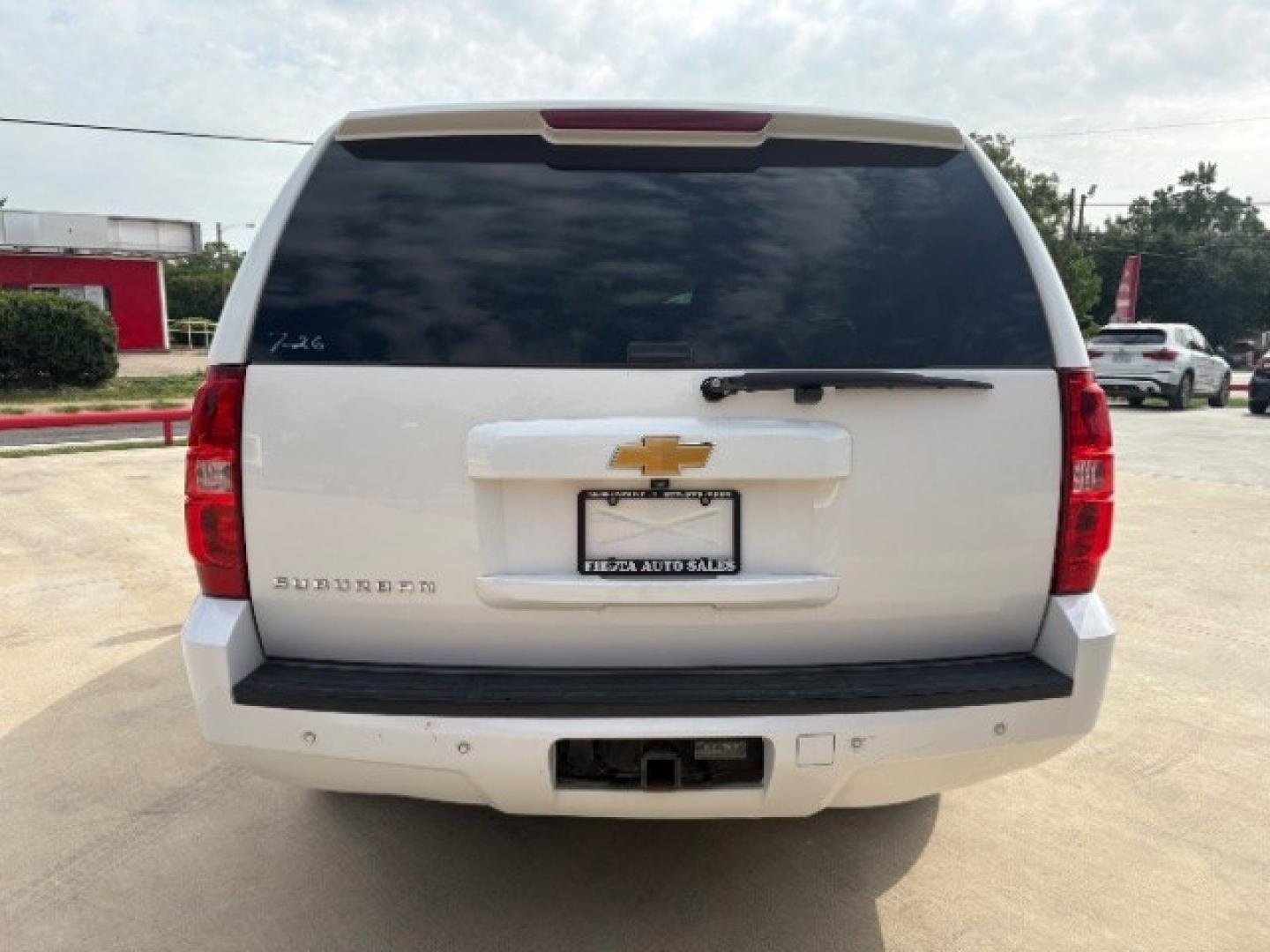 2014 Summit White /Light Cashmere/Dk Ca Chevrolet Suburban LS 1500 2WD (1GNSCHE00ER) with an 5.3L V8 OHV 16V FFV engine, 6-Speed Automatic transmission, located at 900 South McDonald Street, McKinney, TX, 75069, (972) 529-2992, 33.189335, -96.613403- Photo#7