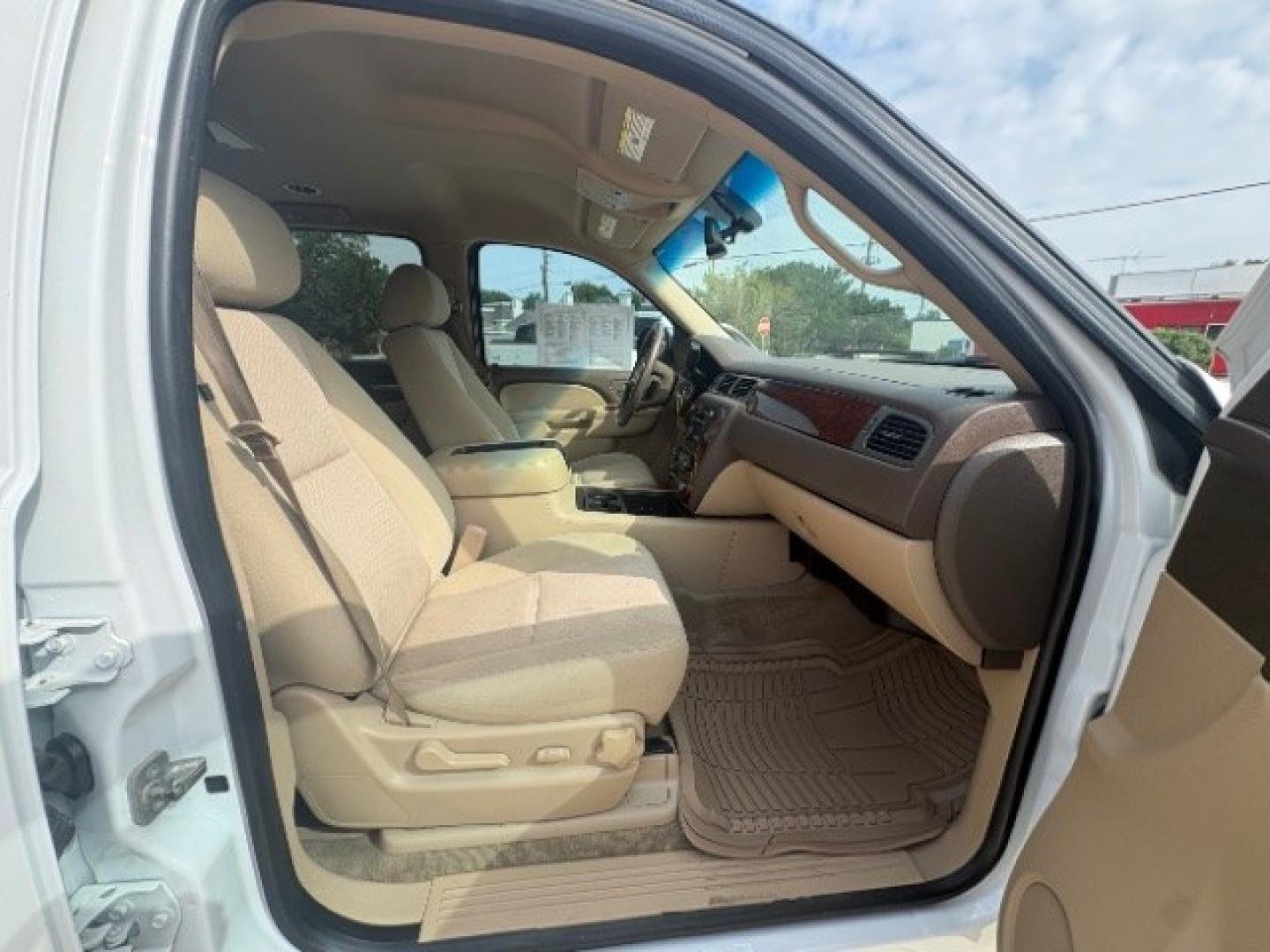 2014 Summit White /Light Cashmere/Dk Ca Chevrolet Suburban LS 1500 2WD (1GNSCHE00ER) with an 5.3L V8 OHV 16V FFV engine, 6-Speed Automatic transmission, located at 900 South McDonald Street, McKinney, TX, 75069, (972) 529-2992, 33.189335, -96.613403- Photo#8