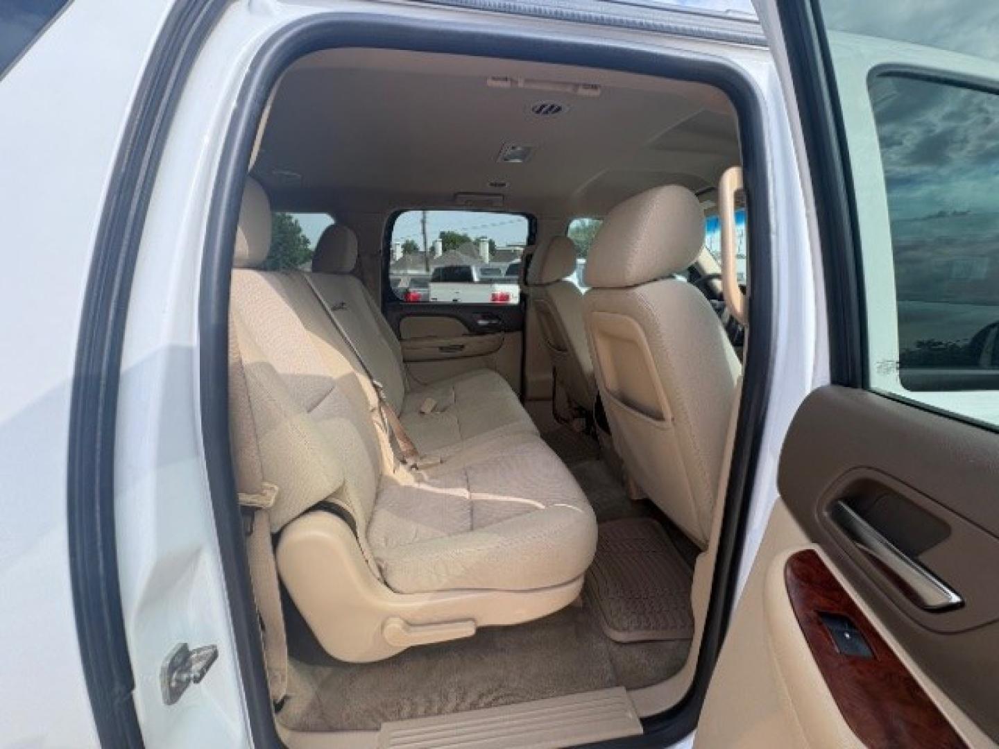 2014 Summit White /Light Cashmere/Dk Ca Chevrolet Suburban LS 1500 2WD (1GNSCHE00ER) with an 5.3L V8 OHV 16V FFV engine, 6-Speed Automatic transmission, located at 900 South McDonald Street, McKinney, TX, 75069, (972) 529-2992, 33.189335, -96.613403- Photo#11