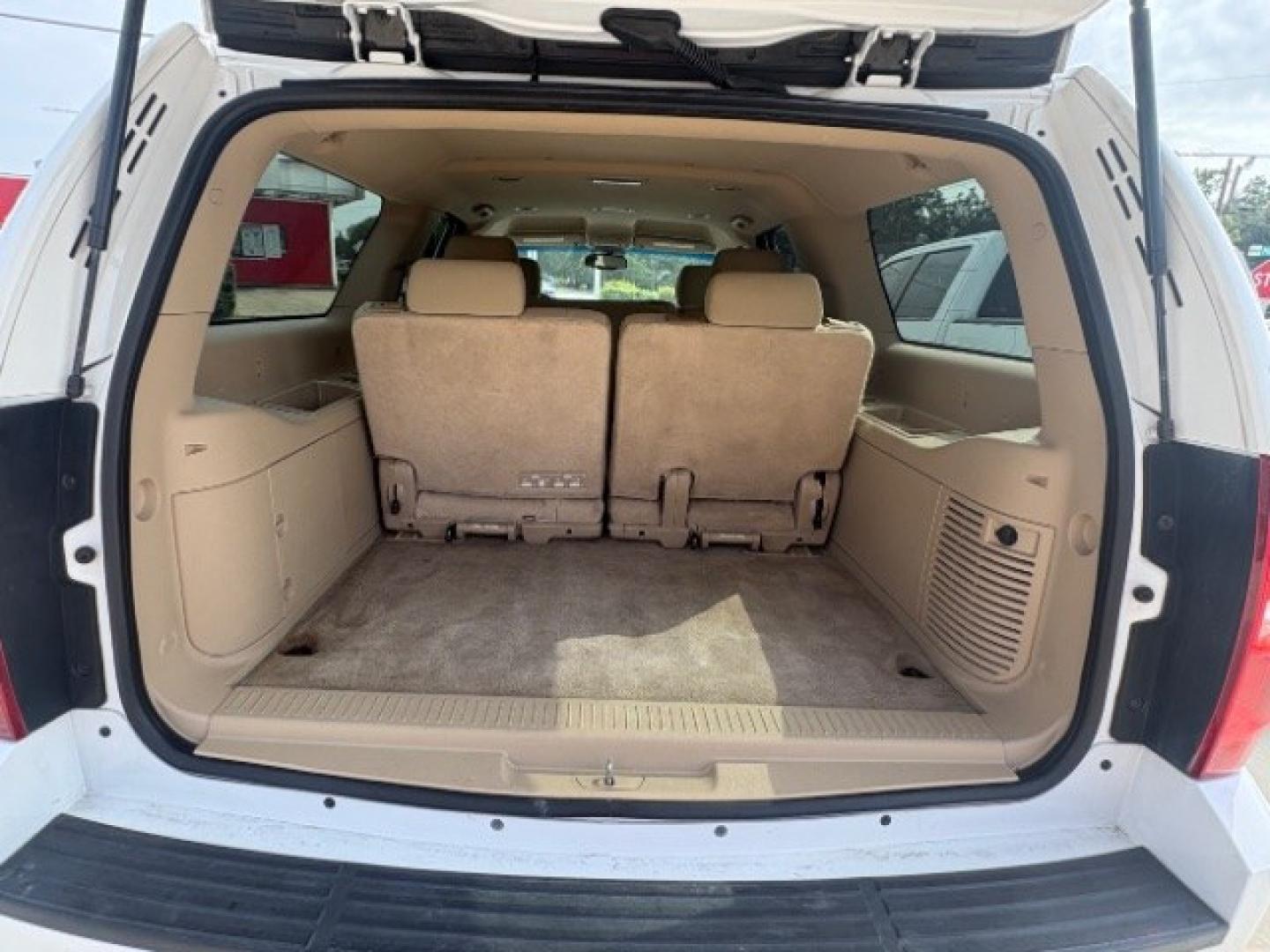 2014 Summit White /Light Cashmere/Dk Ca Chevrolet Suburban LS 1500 2WD (1GNSCHE00ER) with an 5.3L V8 OHV 16V FFV engine, 6-Speed Automatic transmission, located at 900 South McDonald Street, McKinney, TX, 75069, (972) 529-2992, 33.189335, -96.613403- Photo#15