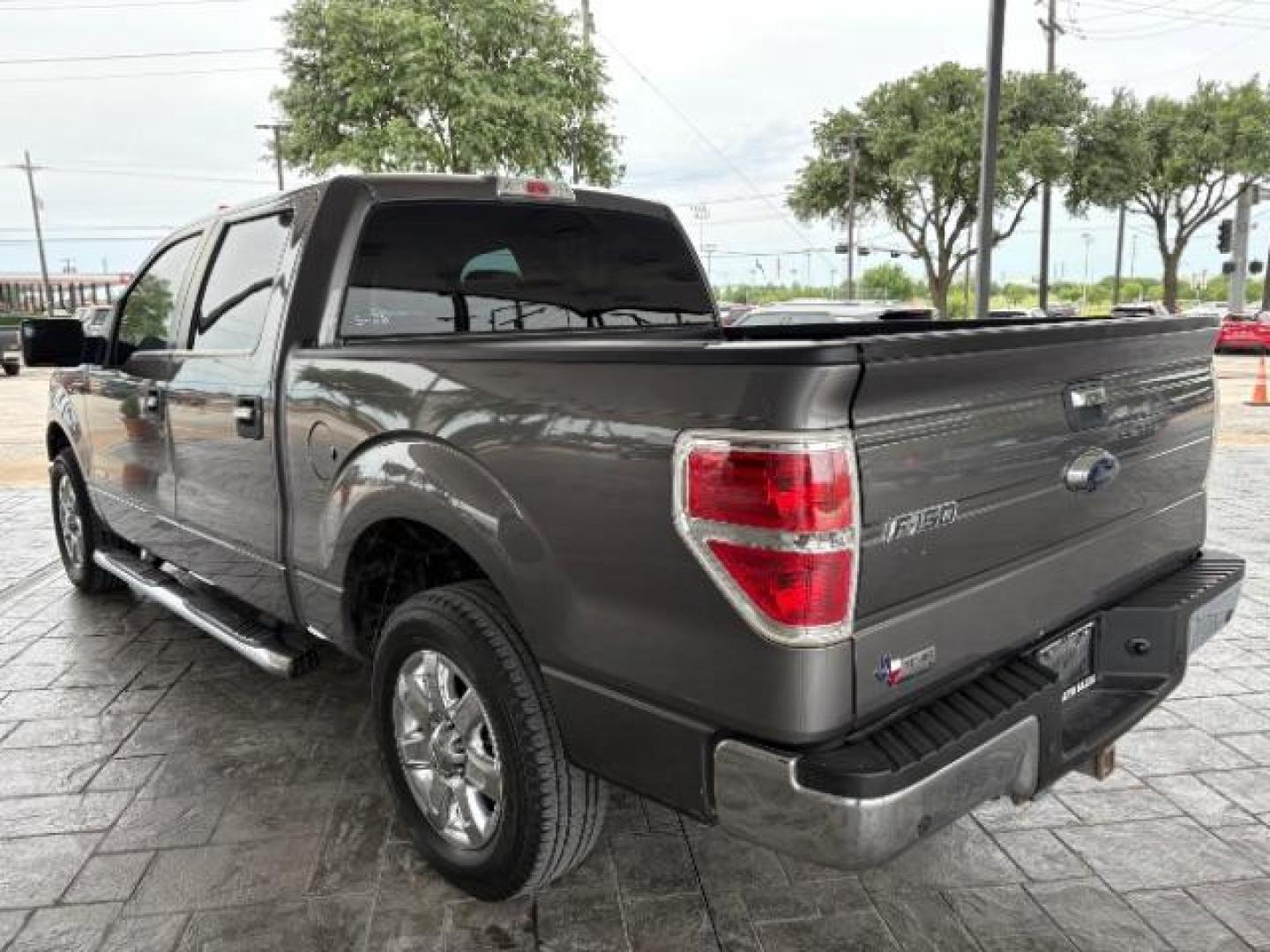 2013 Gray /Gray cloth Ford F-150 XLT SuperCrew 5.5-ft (1FTFW1CT4DK) with an 3.5L V6 TURBO engine, 6-Speed Automatic transmission, located at 900 South McDonald Street, McKinney, TX, 75069, (972) 529-2992, 33.189335, -96.613403 - Photo#4