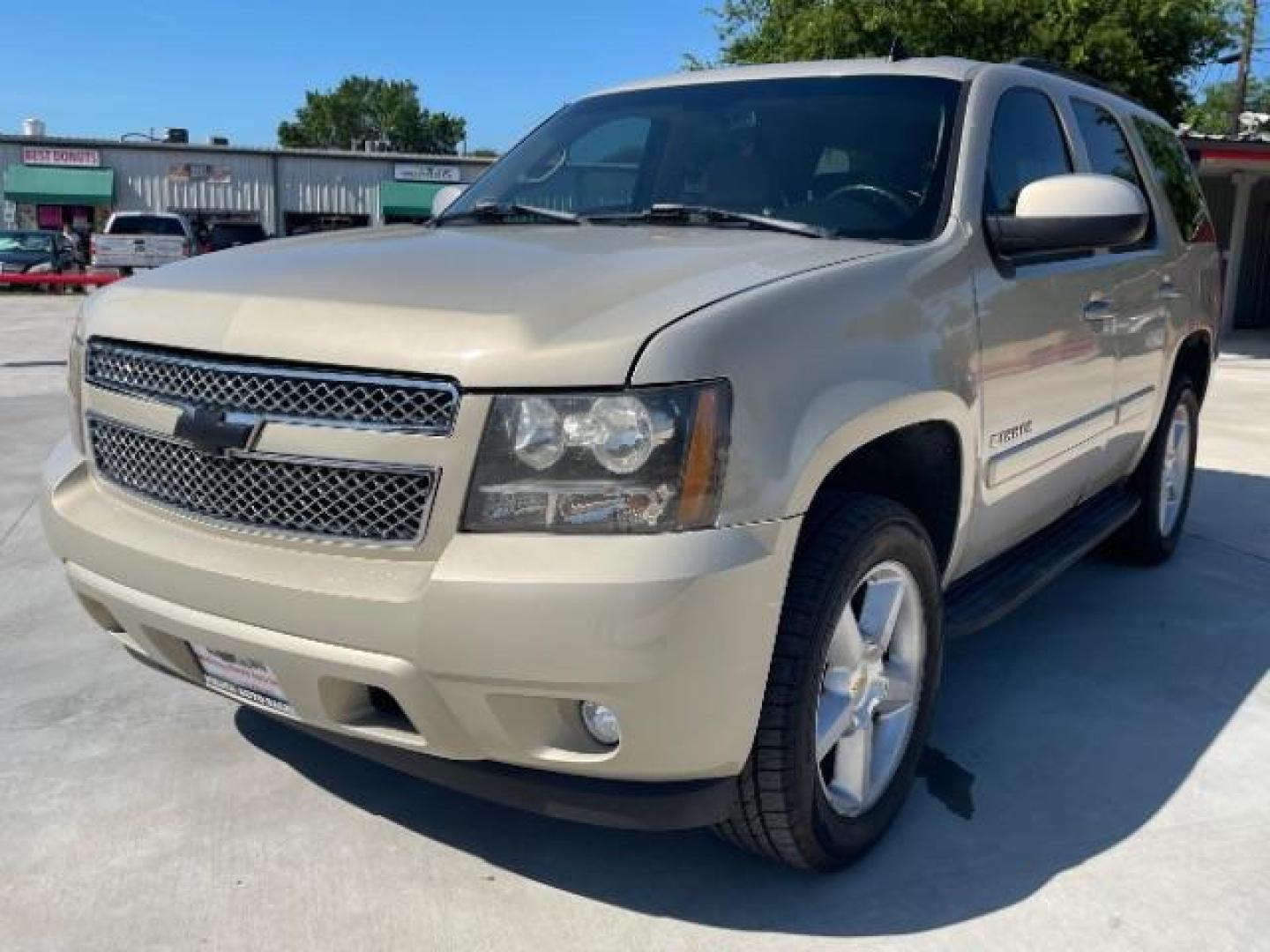 2007 Gold Mist Metallic /Light Cashmere/Ebony Chevrolet Tahoe LT1 2WD (1GNFC13067R) with an 5.3L V8 OHV 16V FFV engine, 4-Speed Automatic transmission, located at 900 South McDonald Street, McKinney, TX, 75069, (972) 529-2992, 33.189335, -96.613403 - Photo#2