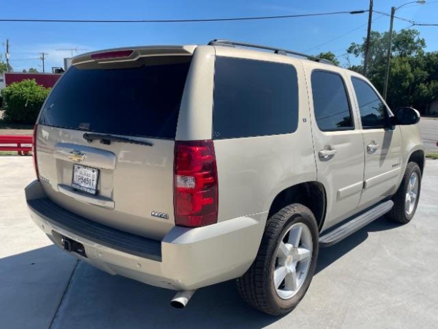 2007 Gold Mist Metallic /Light Cashmere/Ebony Chevrolet Tahoe LT1 2WD (1GNFC13067R) with an 5.3L V8 OHV 16V FFV engine, 4-Speed Automatic transmission, located at 900 South McDonald Street, McKinney, TX, 75069, (972) 529-2992, 33.189335, -96.613403 - Photo#4