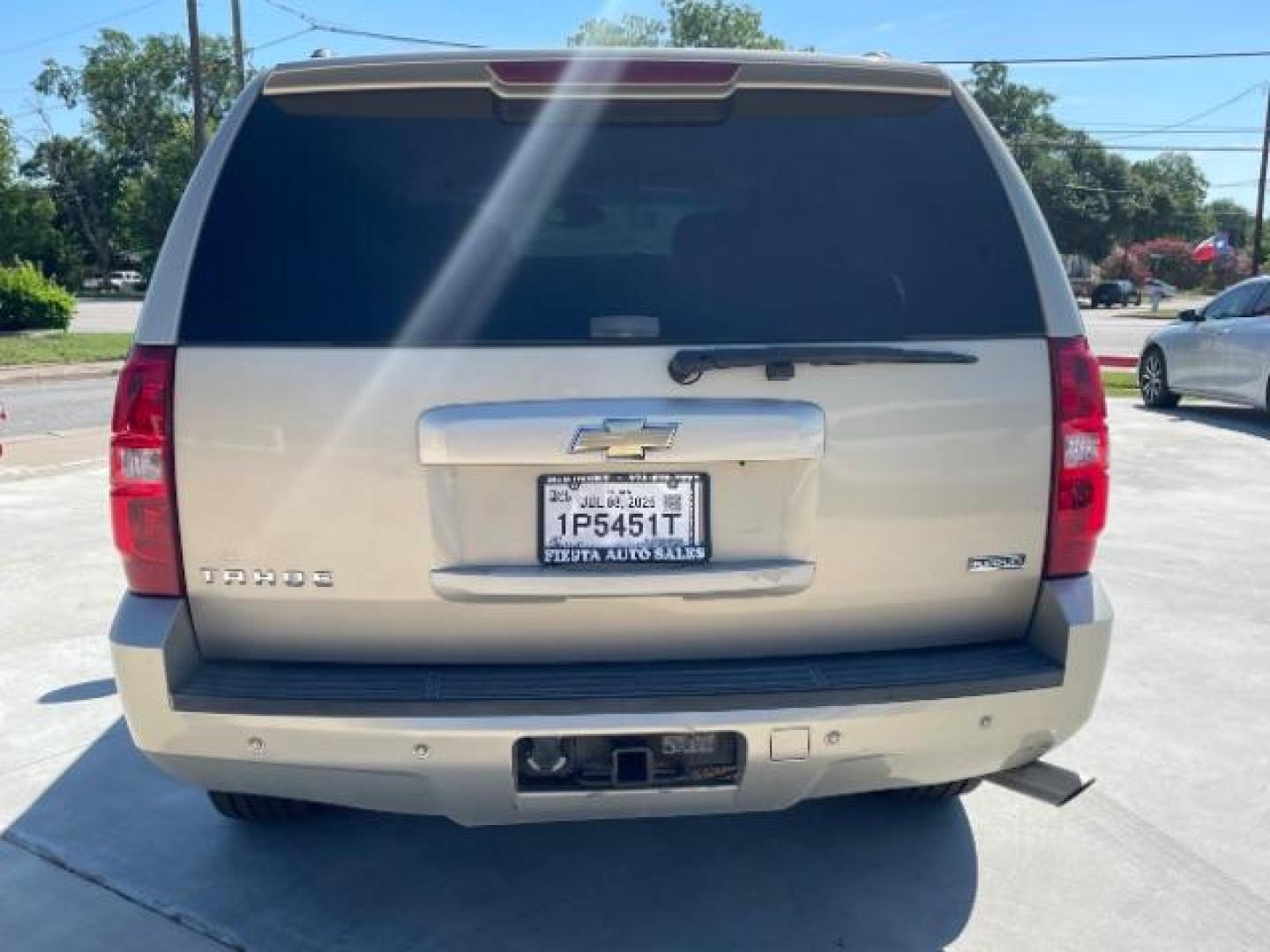 2007 Gold Mist Metallic /Light Cashmere/Ebony Chevrolet Tahoe LT1 2WD (1GNFC13067R) with an 5.3L V8 OHV 16V FFV engine, 4-Speed Automatic transmission, located at 900 South McDonald Street, McKinney, TX, 75069, (972) 529-2992, 33.189335, -96.613403 - Photo#5