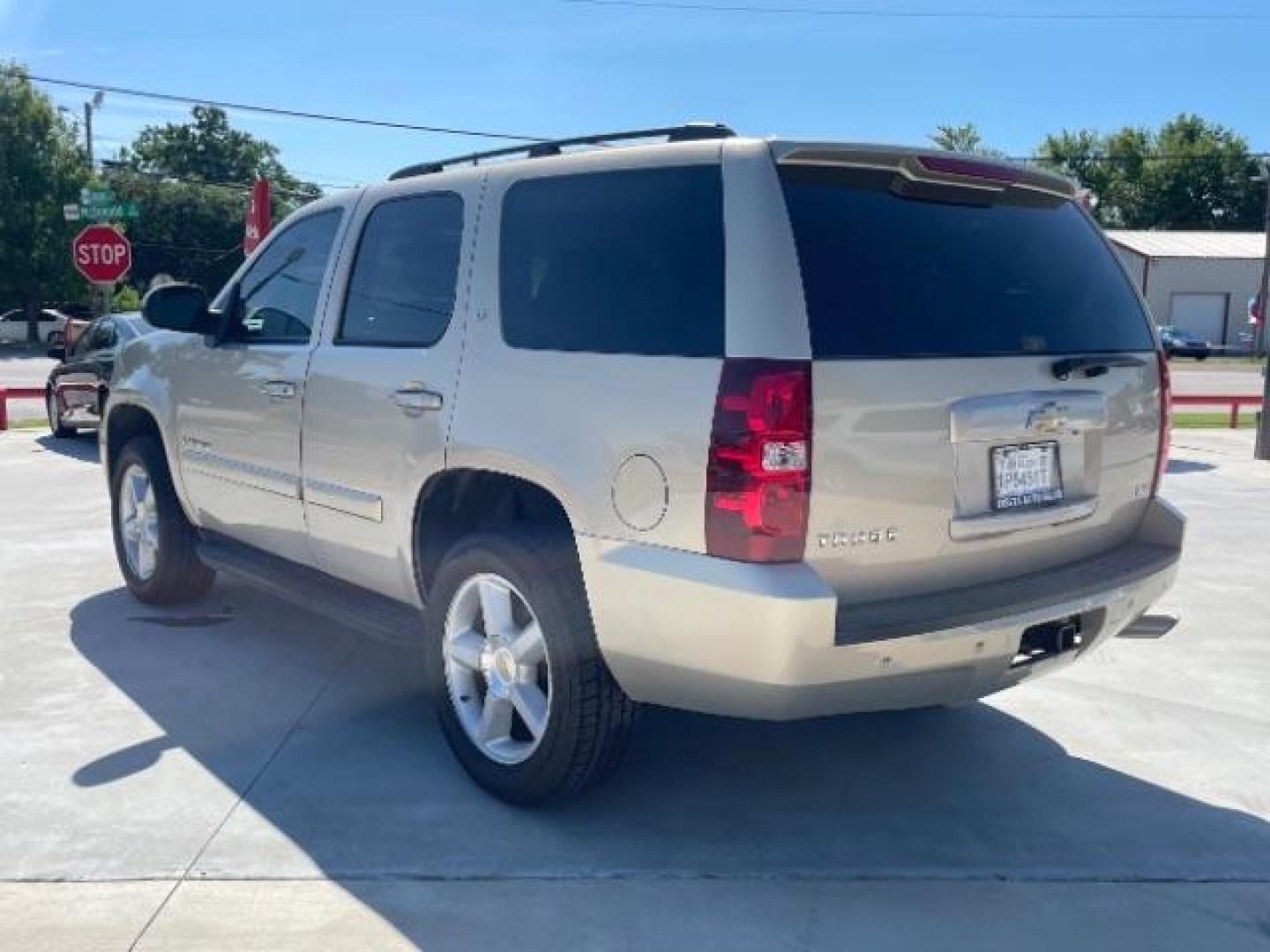 2007 Gold Mist Metallic /Light Cashmere/Ebony Chevrolet Tahoe LT1 2WD (1GNFC13067R) with an 5.3L V8 OHV 16V FFV engine, 4-Speed Automatic transmission, located at 900 South McDonald Street, McKinney, TX, 75069, (972) 529-2992, 33.189335, -96.613403 - Photo#6