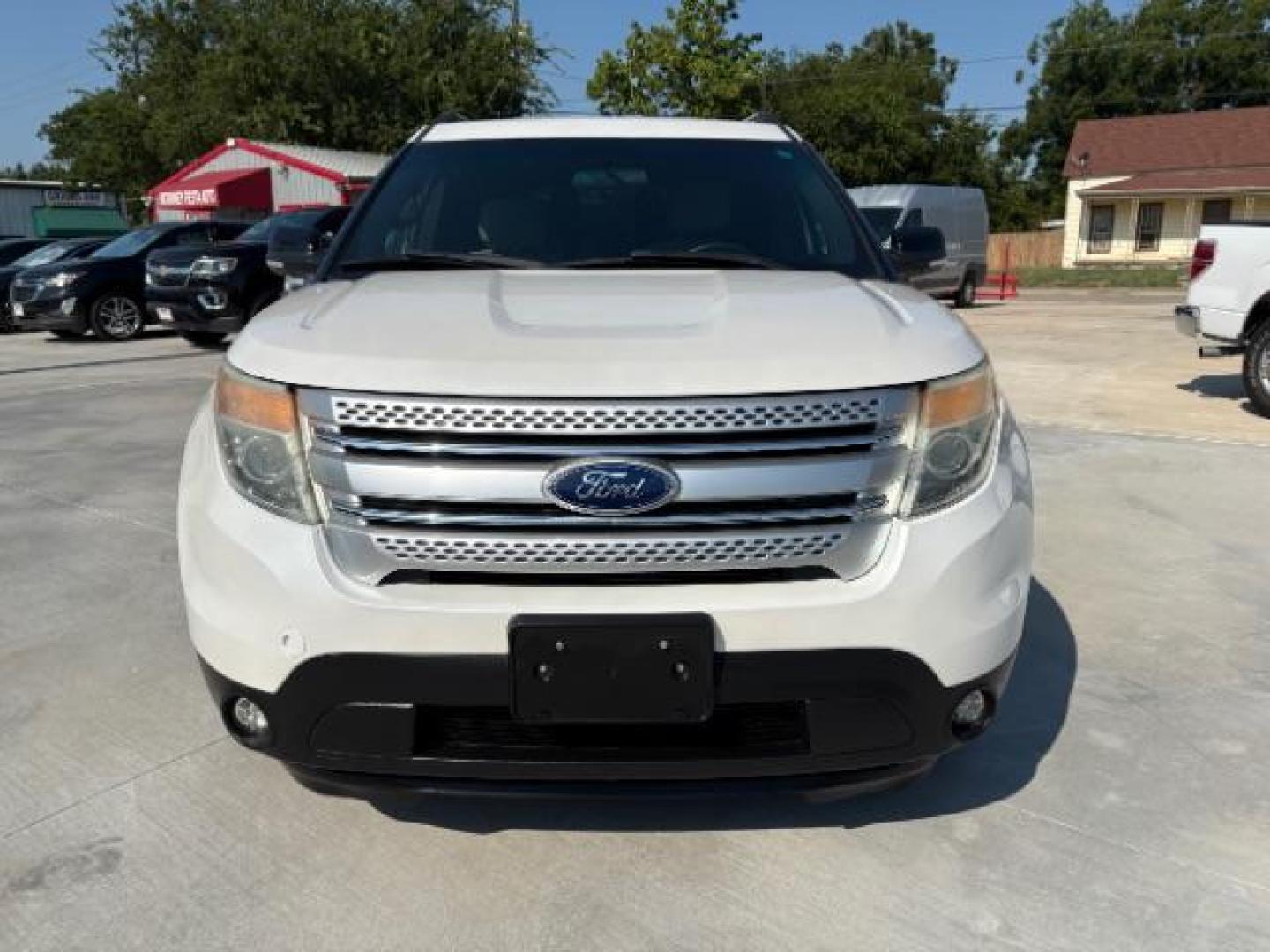 2015 Oxford White Clearco /Medium Light Stone, Ford Explorer XLT FWD (1FM5K7D85FG) with an 3.5L V6 DOHC 24V engine, 6-Speed Automatic transmission, located at 900 South McDonald Street, McKinney, TX, 75069, (972) 529-2992, 33.189335, -96.613403 - Photo#1