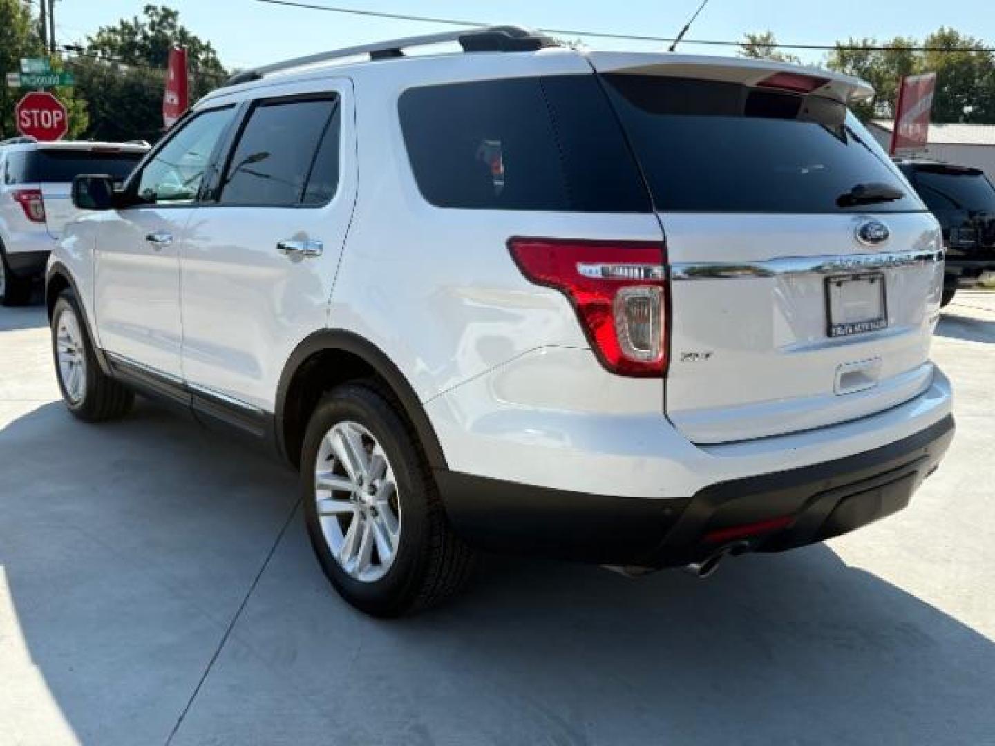 2015 Oxford White Clearco /Medium Light Stone, Ford Explorer XLT FWD (1FM5K7D85FG) with an 3.5L V6 DOHC 24V engine, 6-Speed Automatic transmission, located at 900 South McDonald Street, McKinney, TX, 75069, (972) 529-2992, 33.189335, -96.613403 - Photo#2