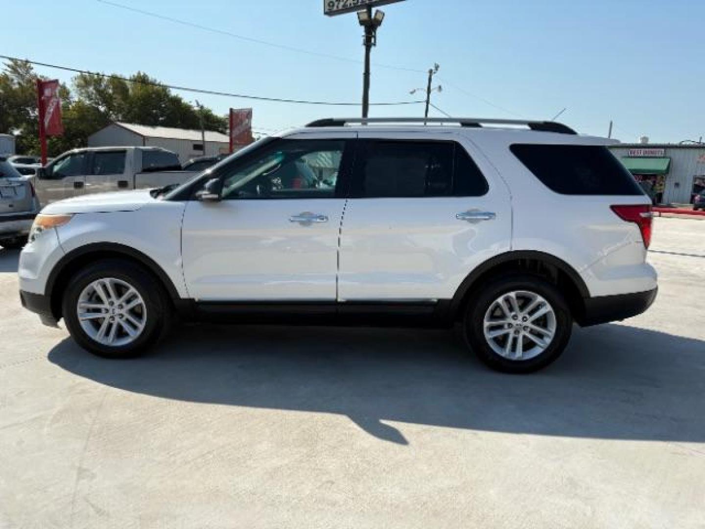 2015 Oxford White Clearco /Medium Light Stone, Ford Explorer XLT FWD (1FM5K7D85FG) with an 3.5L V6 DOHC 24V engine, 6-Speed Automatic transmission, located at 900 South McDonald Street, McKinney, TX, 75069, (972) 529-2992, 33.189335, -96.613403 - Photo#3