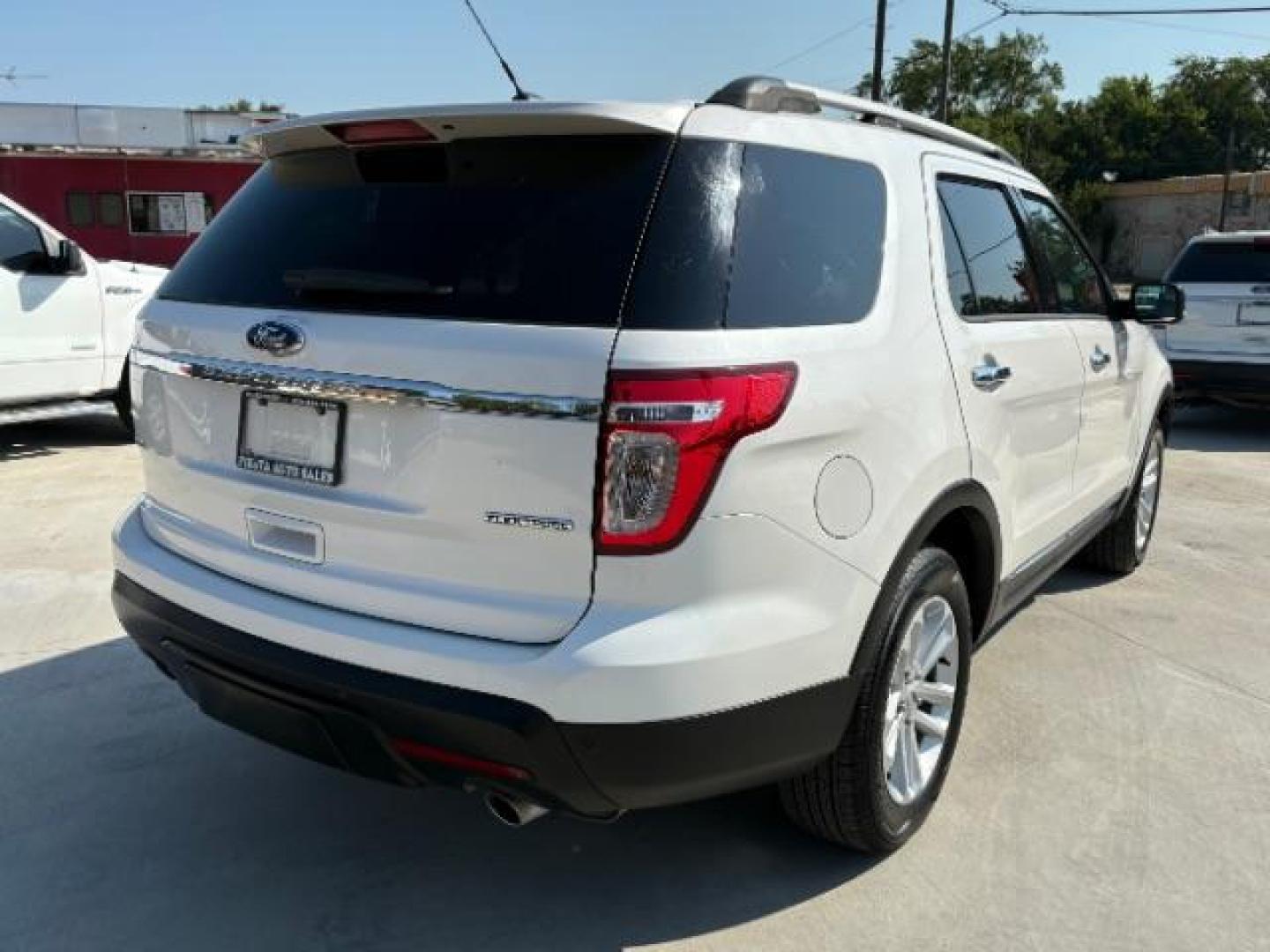 2015 Oxford White Clearco /Medium Light Stone, Ford Explorer XLT FWD (1FM5K7D85FG) with an 3.5L V6 DOHC 24V engine, 6-Speed Automatic transmission, located at 900 South McDonald Street, McKinney, TX, 75069, (972) 529-2992, 33.189335, -96.613403 - Photo#6