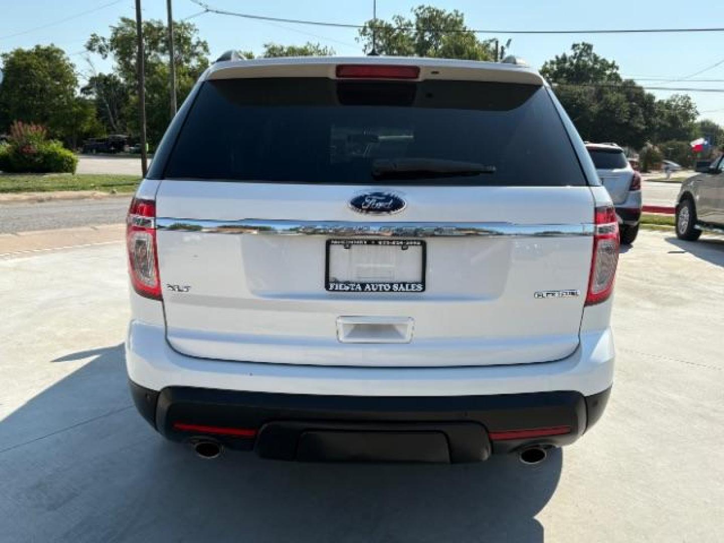 2015 Oxford White Clearco /Medium Light Stone, Ford Explorer XLT FWD (1FM5K7D85FG) with an 3.5L V6 DOHC 24V engine, 6-Speed Automatic transmission, located at 900 South McDonald Street, McKinney, TX, 75069, (972) 529-2992, 33.189335, -96.613403 - Photo#7